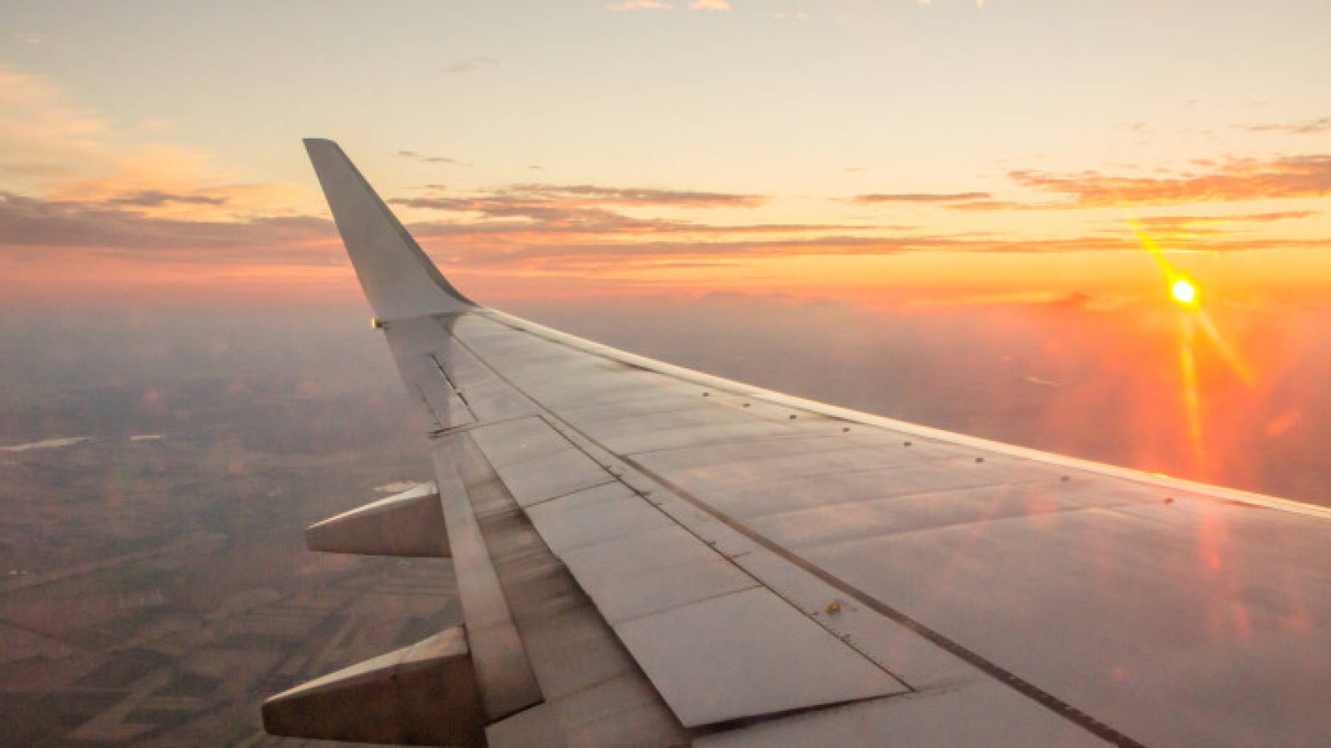 صورة تعبر عن طائرة في السماء