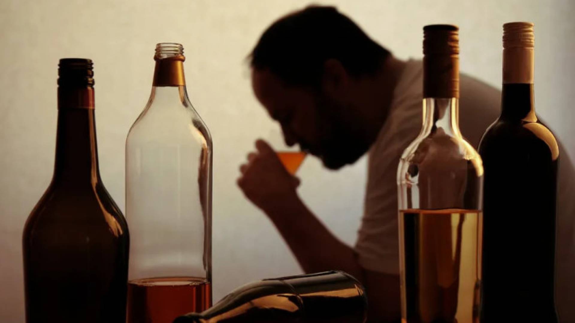 شخص مدمن على شرب الكحول - تعبيرية