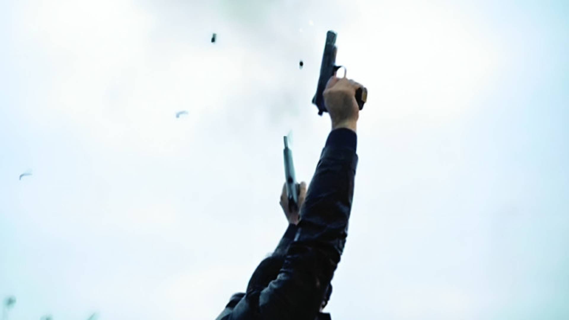 صورة تعبر عن رجل يطلق عيارات نارية