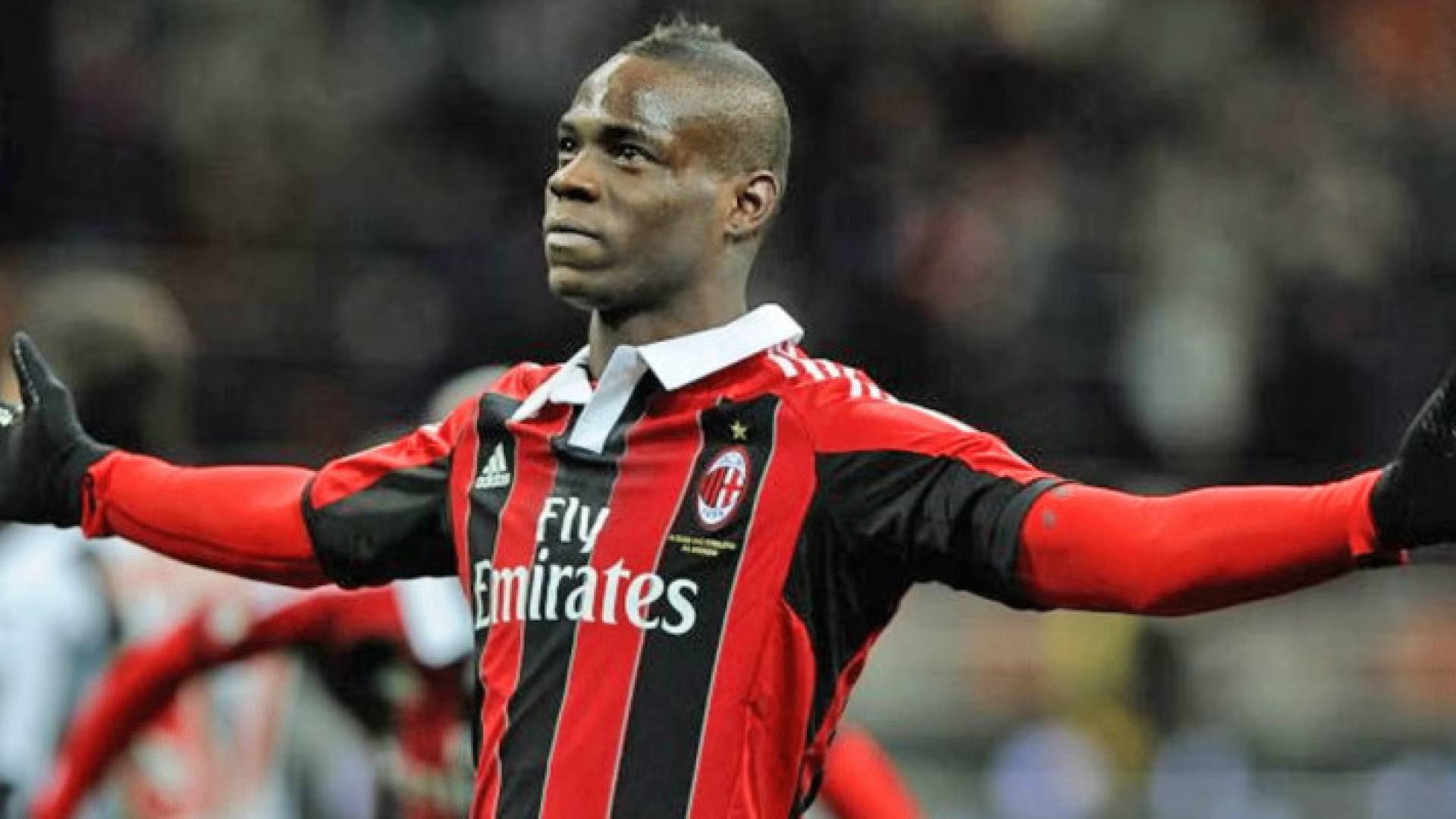 صورة لبالوتيلي بقميص ميلان