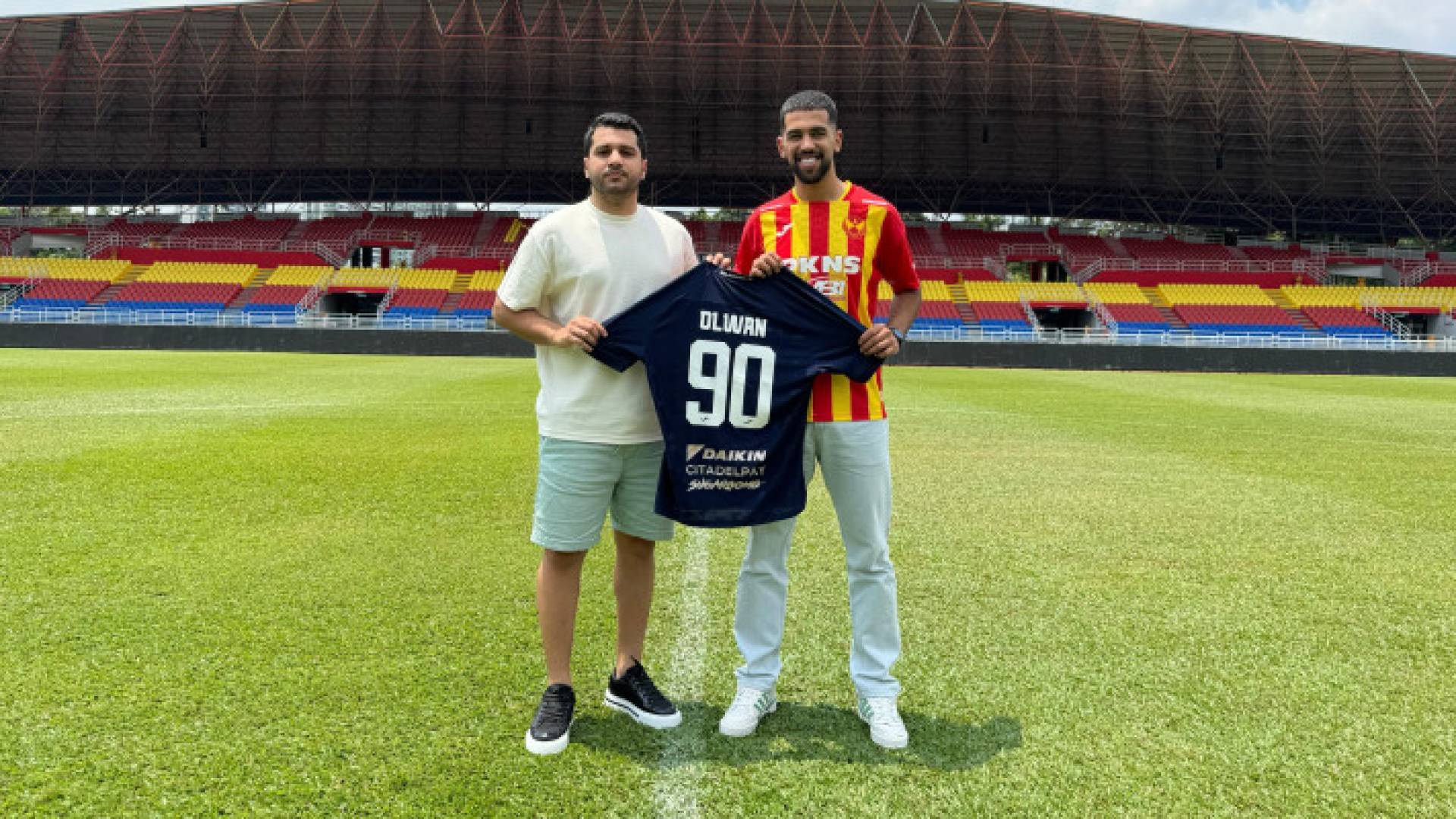 لاعب المنتخب الوطني علي علوان ووكيل اللاعبين علي الضعيفي