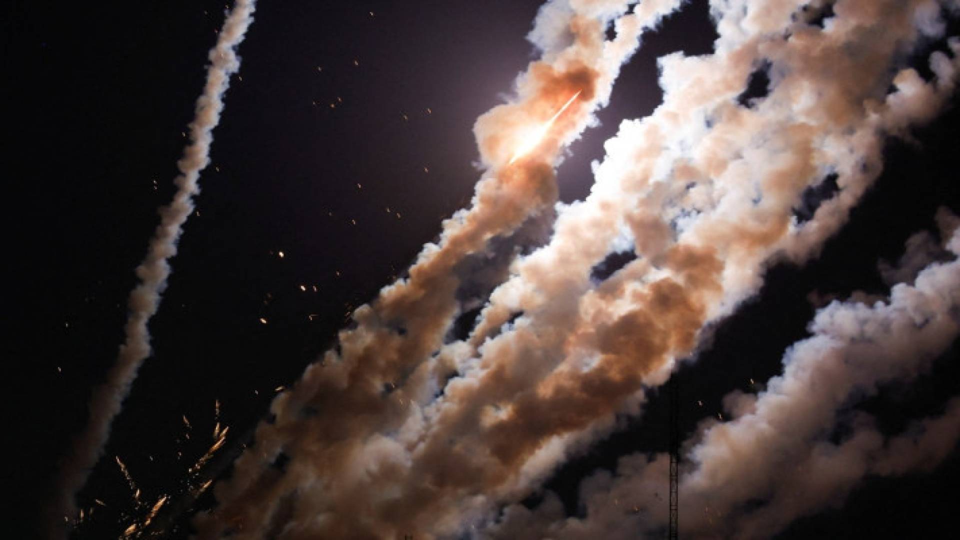 رشقات صاروخية مكثفة