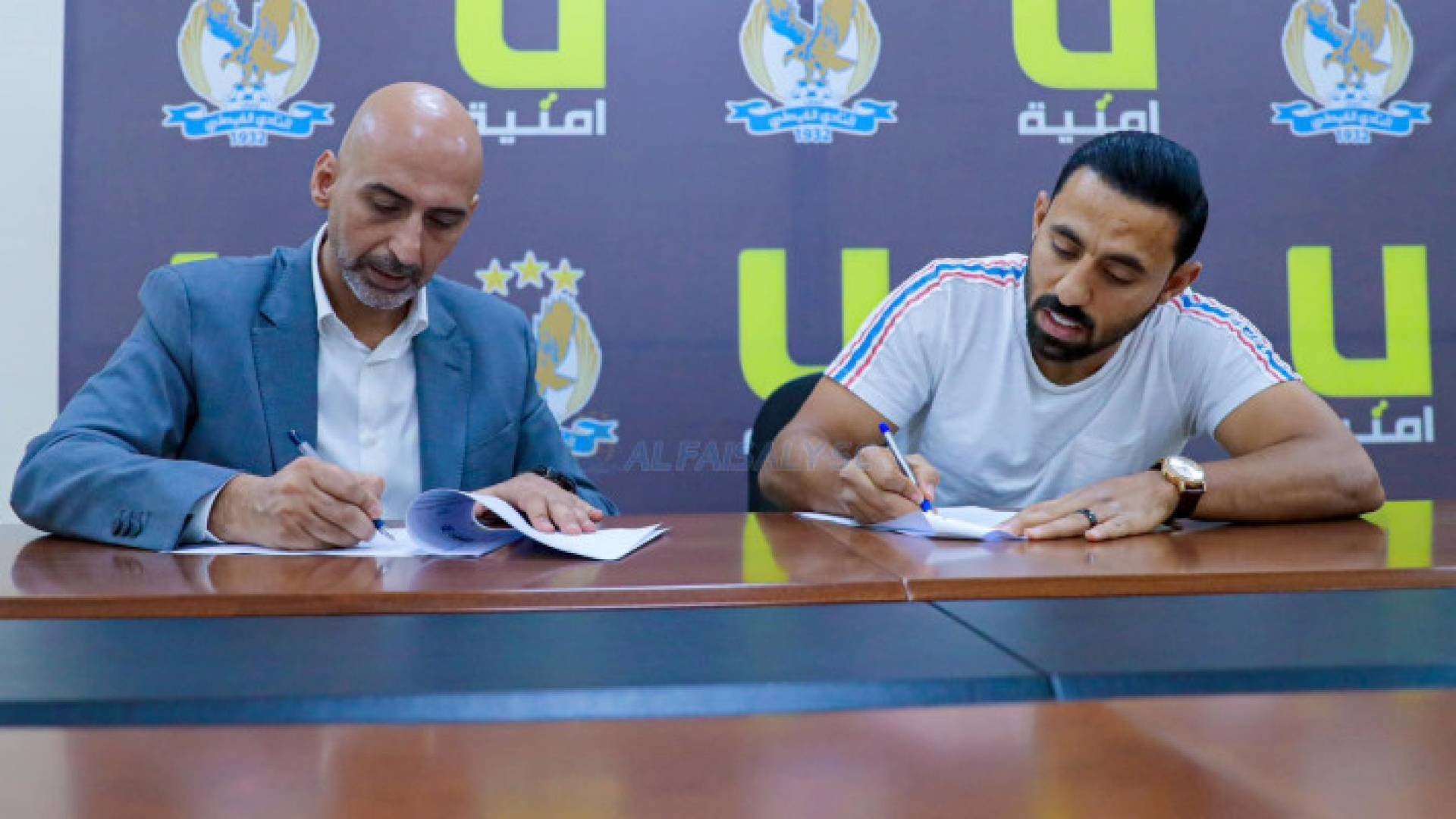 من توقيع اللاعب منذر أبو عمارة على كشوفات النادي الفيصلي