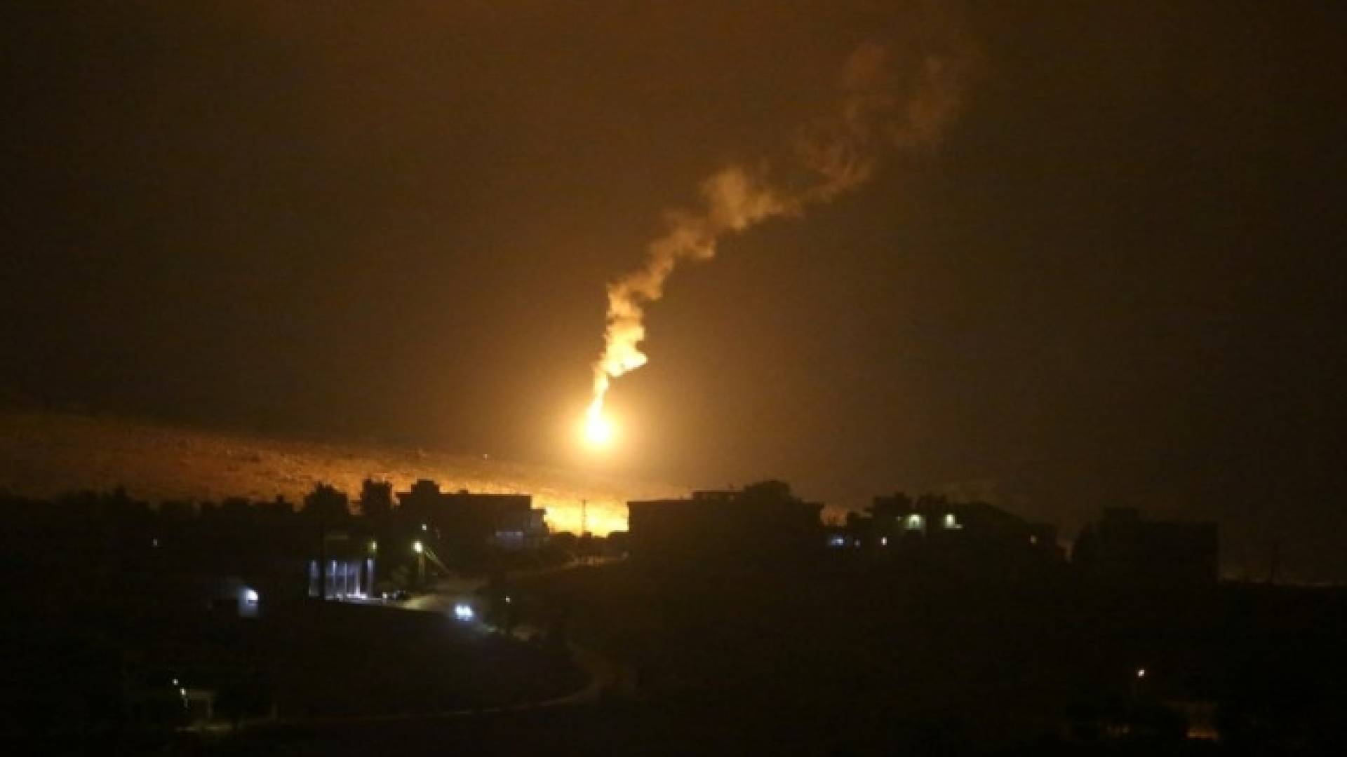 قنابل مضيئة على جنوب لبنان