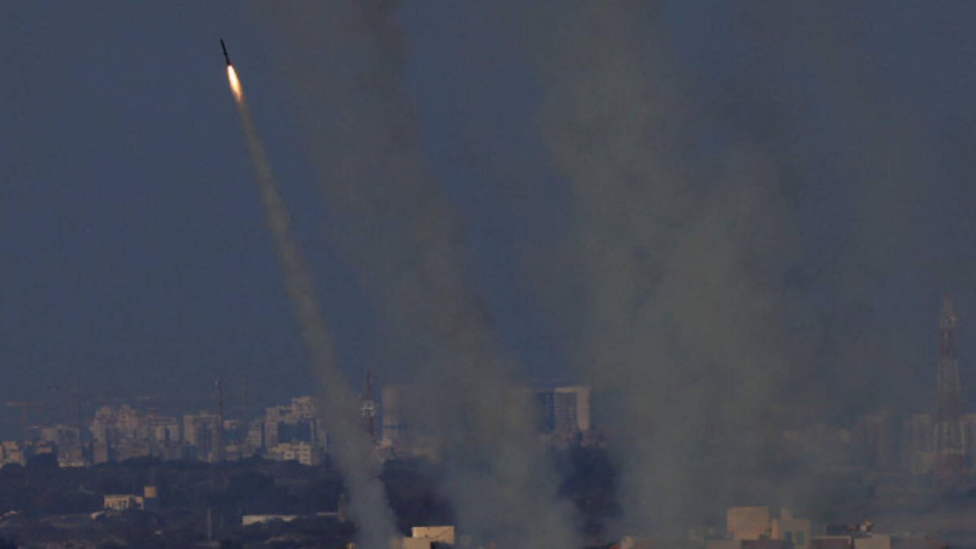 إطلاق رشقة صاروخية