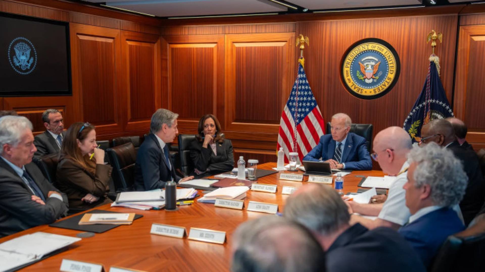 الرئيس الأمريك جو بايدن ونائبته كاميلا هاريس يتلقيان إحاطة في غرفة العمليات بالبيت الأبيض في 5 أغسطس 2024