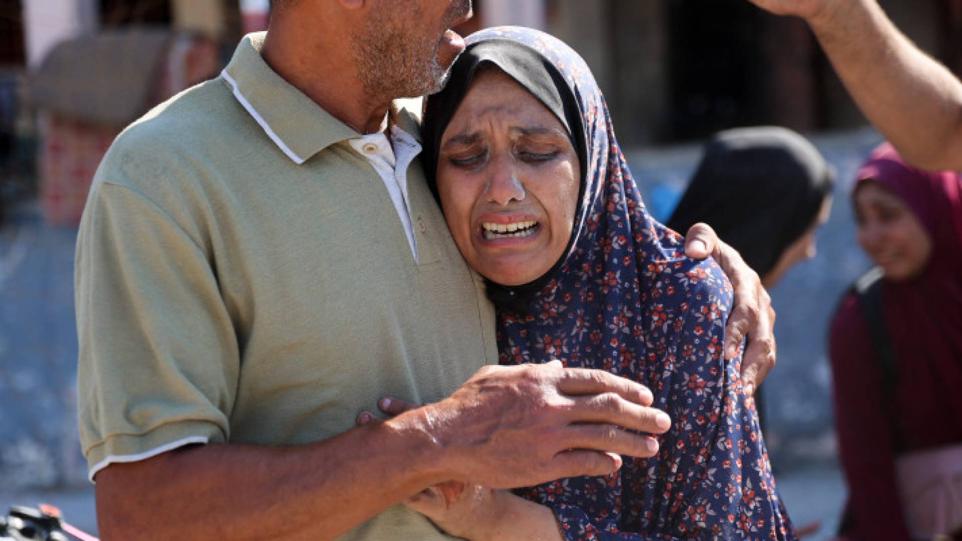 امرأة فلسطينية تبكي عقب قصف الاحتلال مدرسة حسن سلامة في حي النصر غرب مدينة غزة