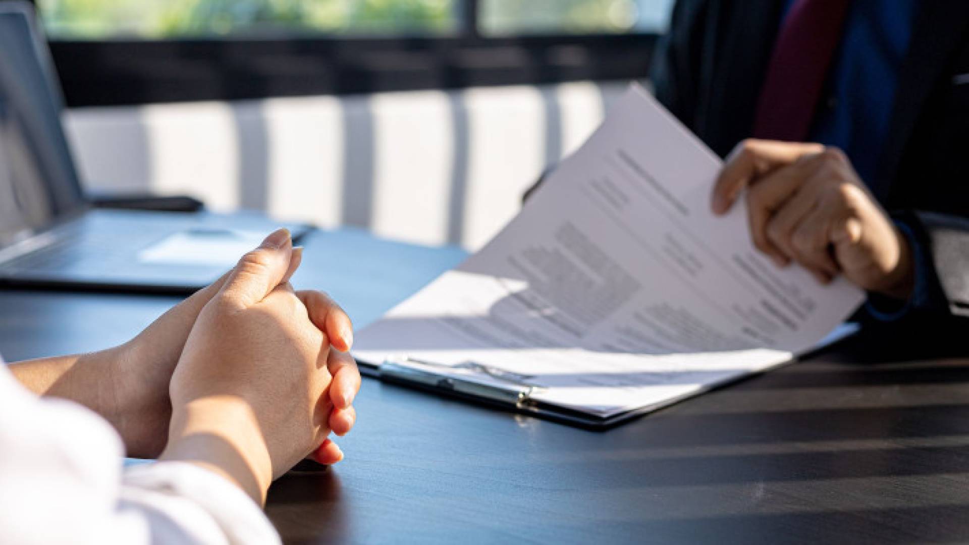 شخص يوقع عقد عمل - تعبيرية