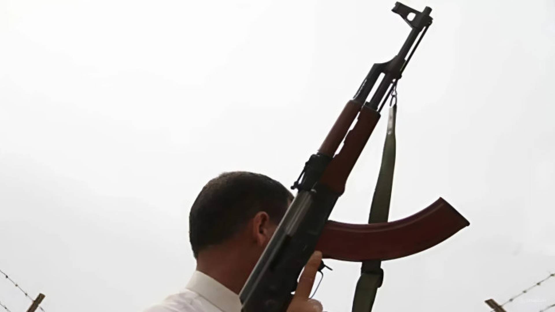 شخص يحمل سلاح