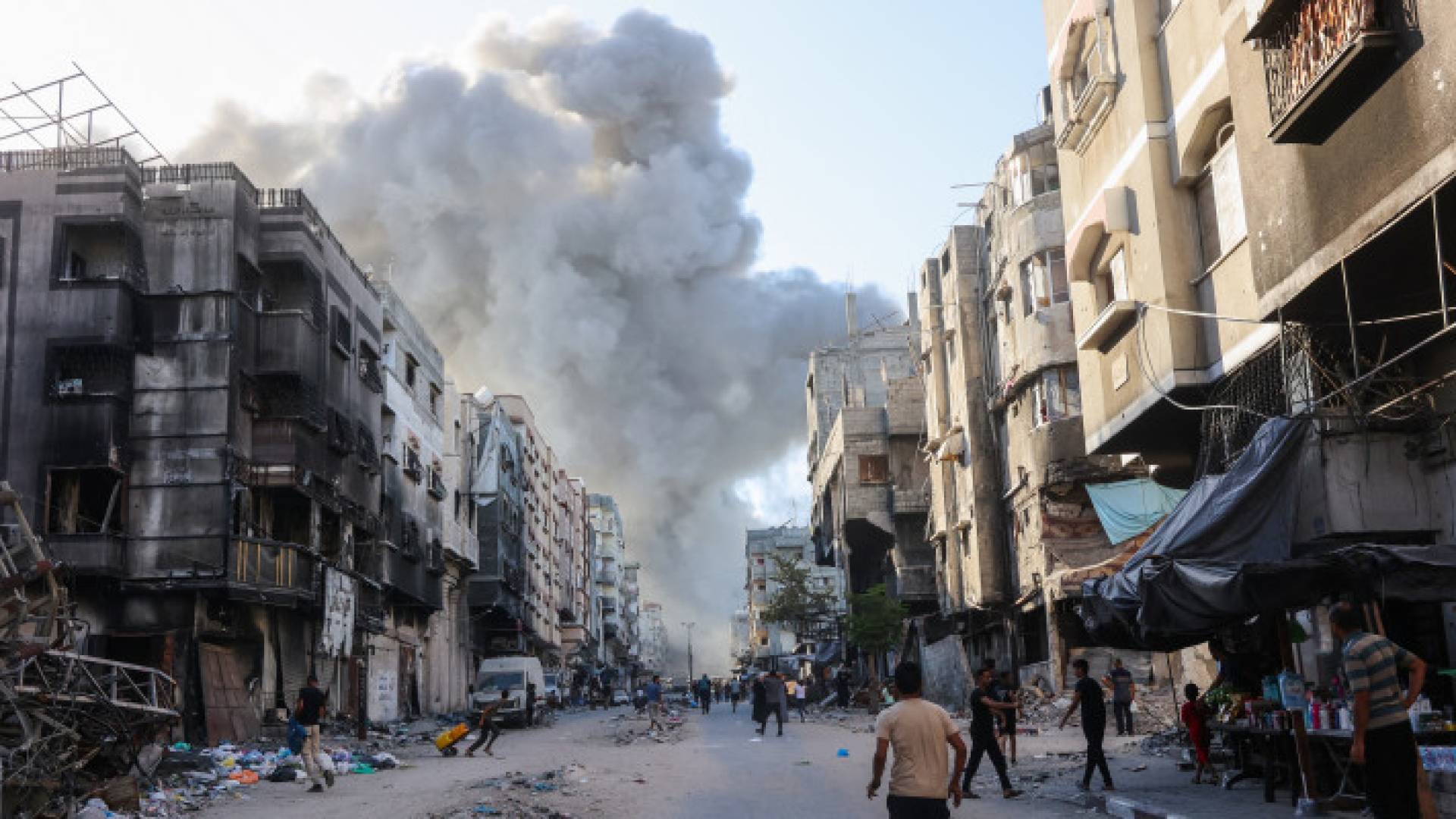 دخان يتصاعد بعد قصف الاحتلال شمال غزة