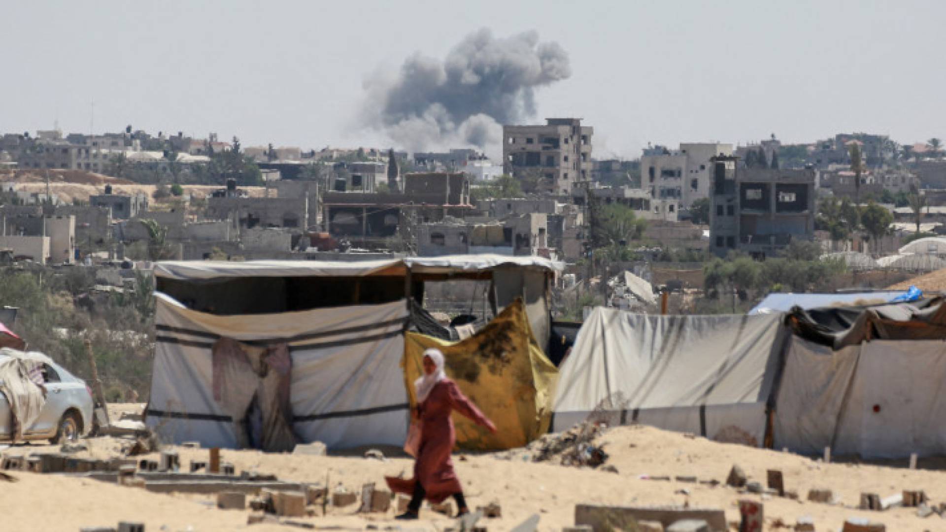 يتصاعد الدخان الناتج عن قصف الاحتلال في الخلفية - غزة
