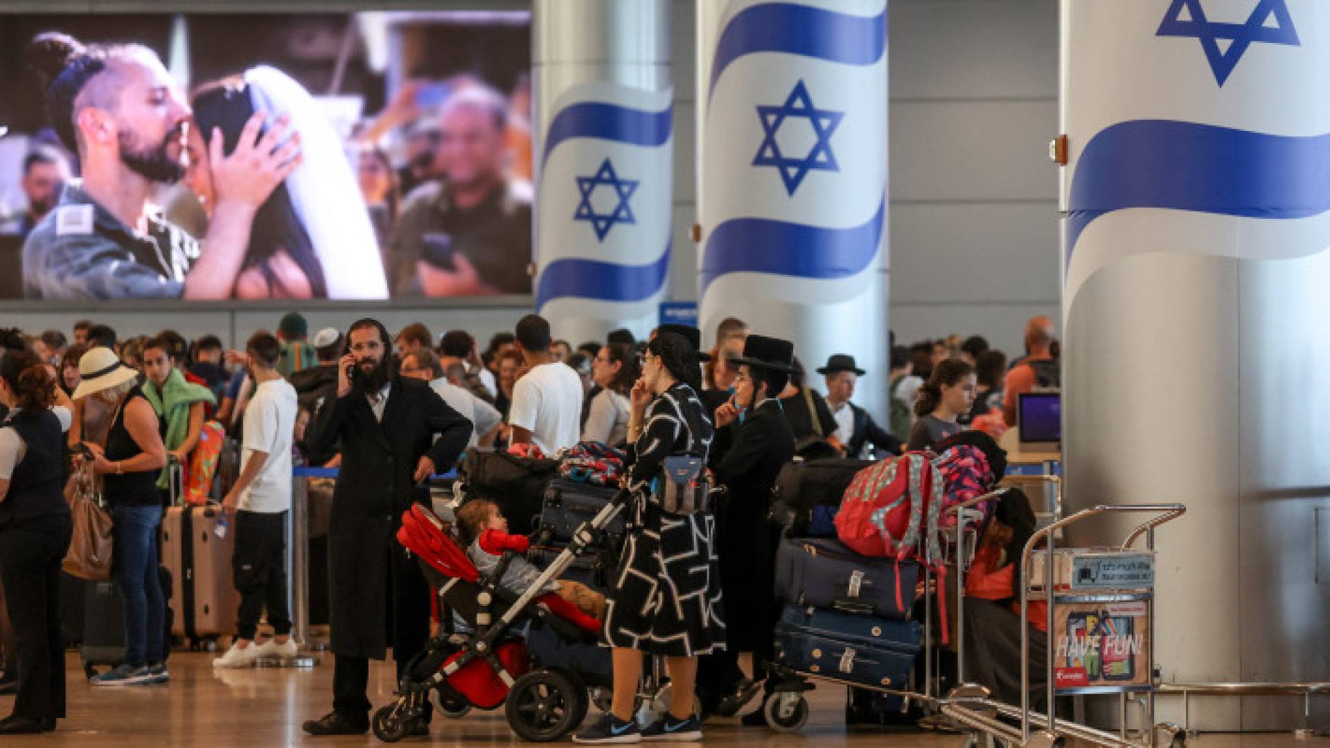مستوطنون في مطار "تل أبيب" يفرون خوفا من الرد الإيراني