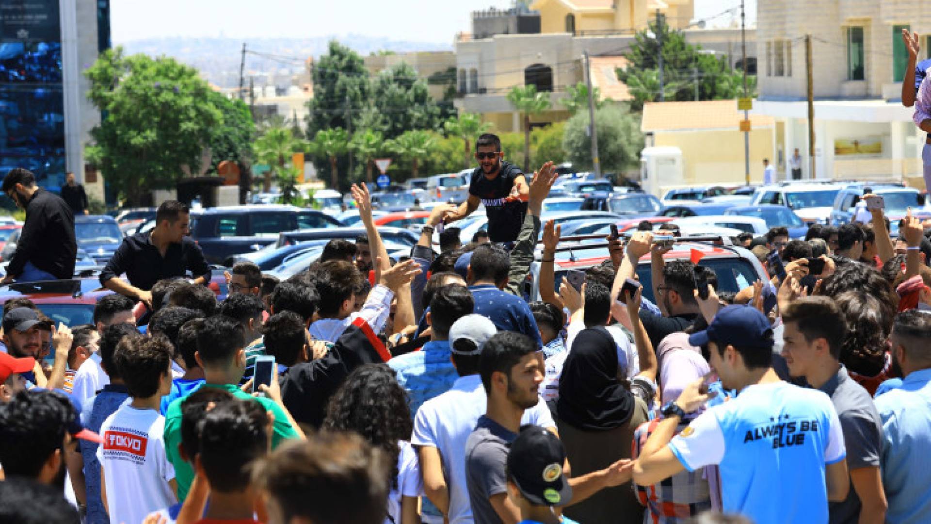 طلبة يحتفلون بالتوجيهي