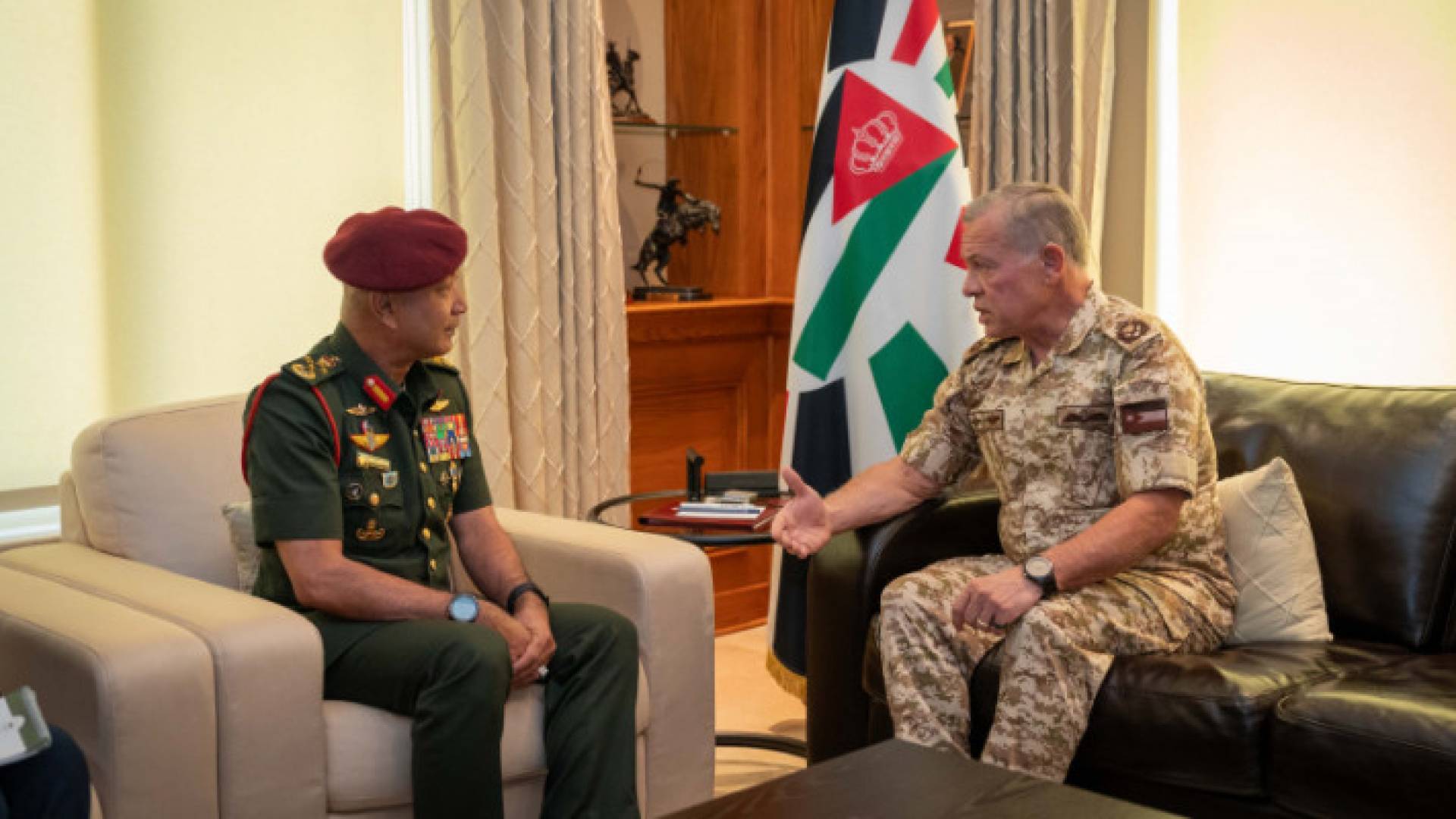 جلالة الملك عبد الله الثاني وقائد قوات الدفاع الماليزية الفريق أول محمد بن عبدالرحمن