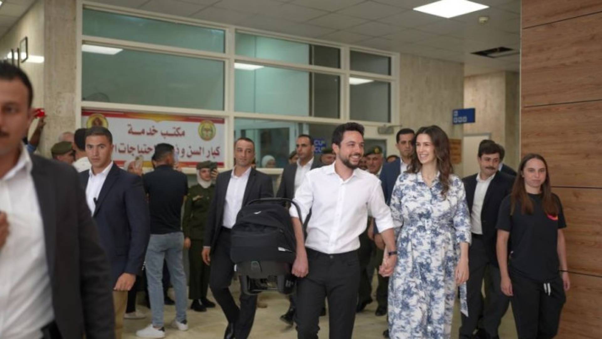 سمو الأمير الحسين وسمو الأميرة رجوة وسمو الأميرة سلمى لحظة مغادرتهم مدينة الحسين الطبية