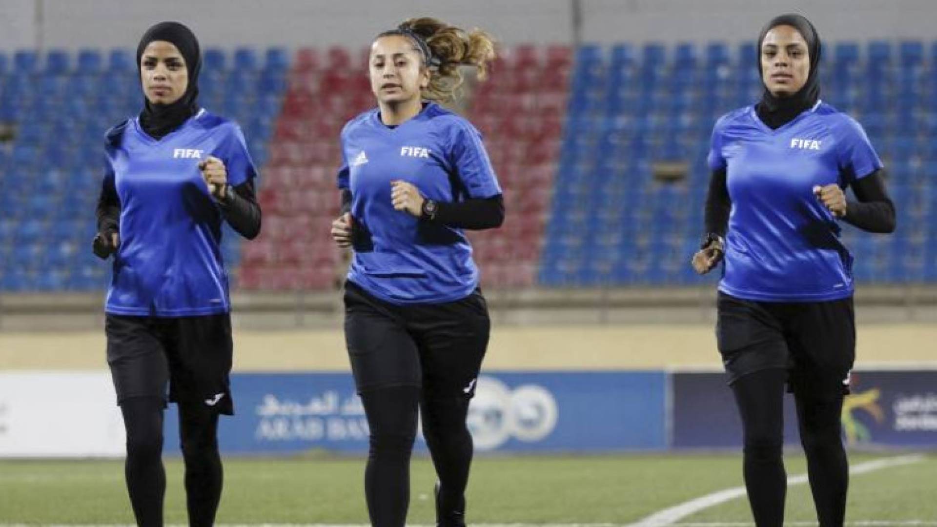 طاقم حكام نسوي