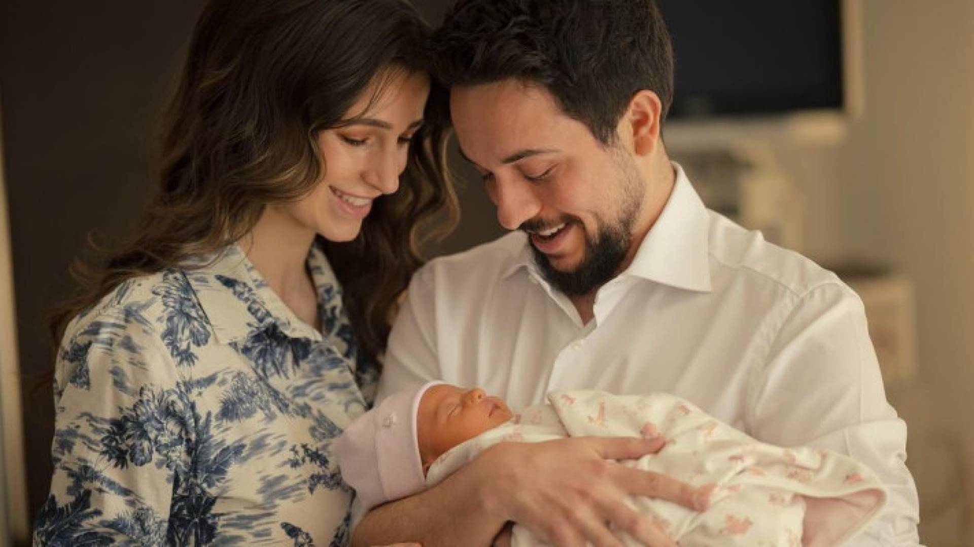 ولي العهد يحتضن الأميرة إيمان بنت الحسين