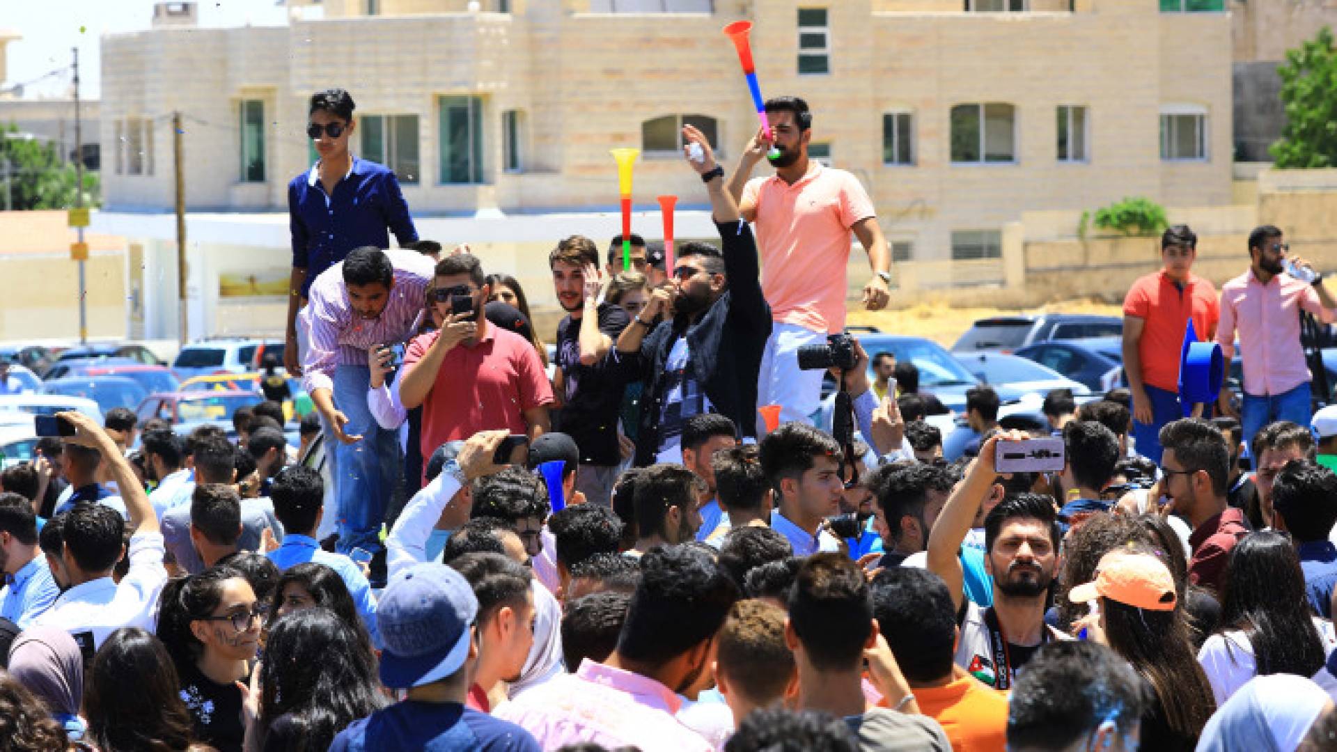 طلبة توجيهي فرحون بنجاحهم في سنوات سابقة