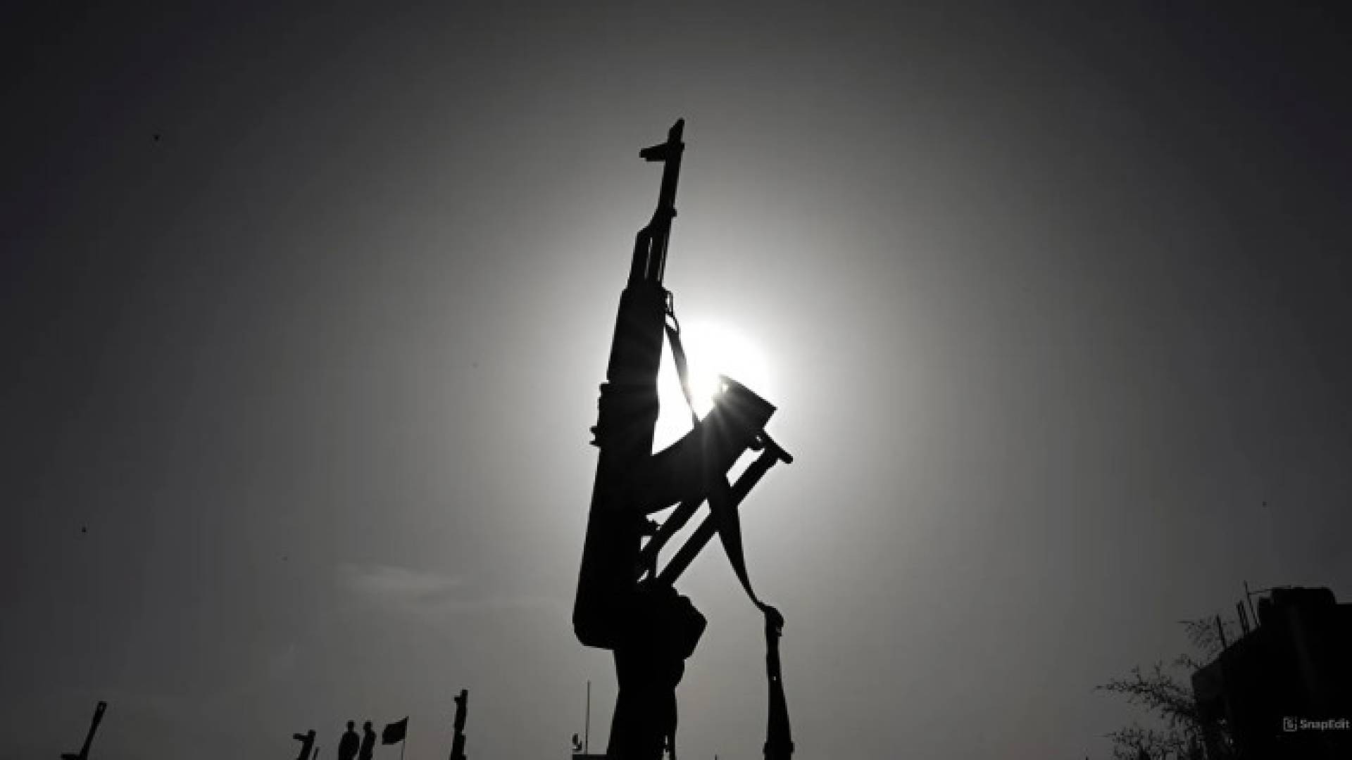 شخص يحمل سلاح