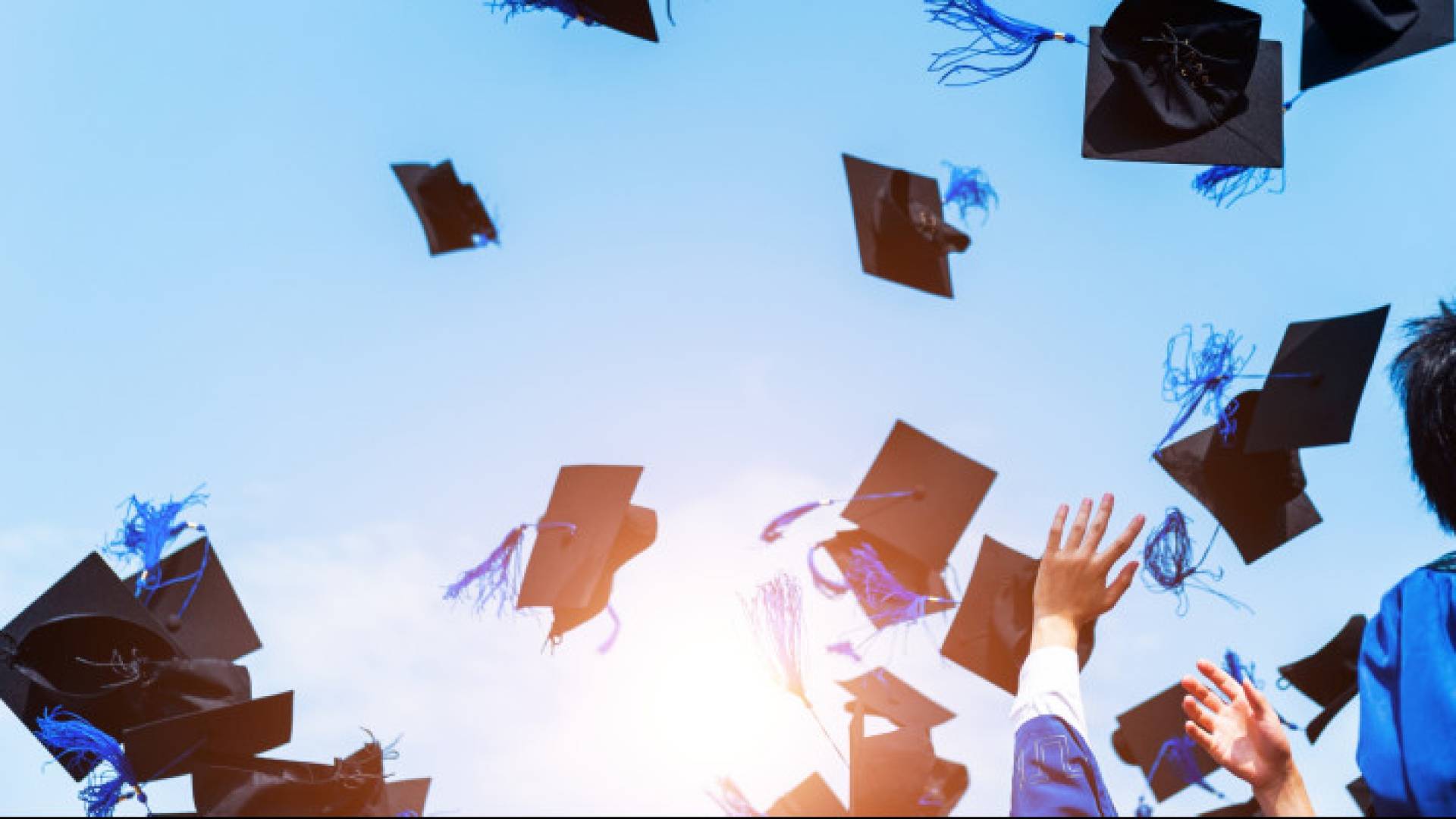 طلبة يحتفلون بنجاحهم