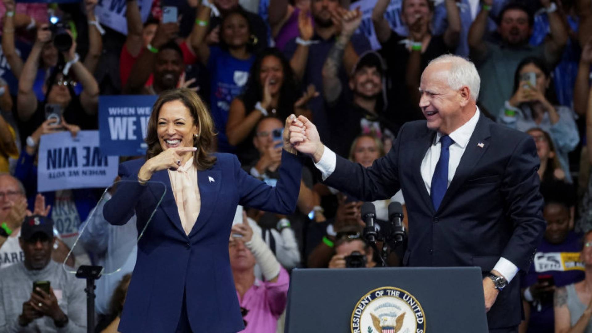 المرشحة للرئاسة الأمريكية كمالا هاريس والمختار نائبا لها حاكم مينيسوتا تيم والز في تجمع حاشد
