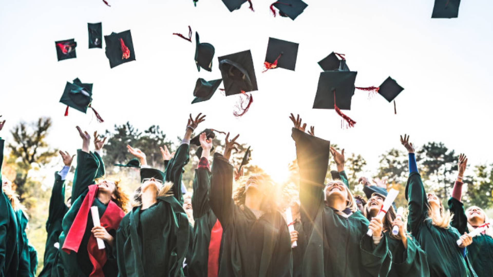 طلبة يحتفلون