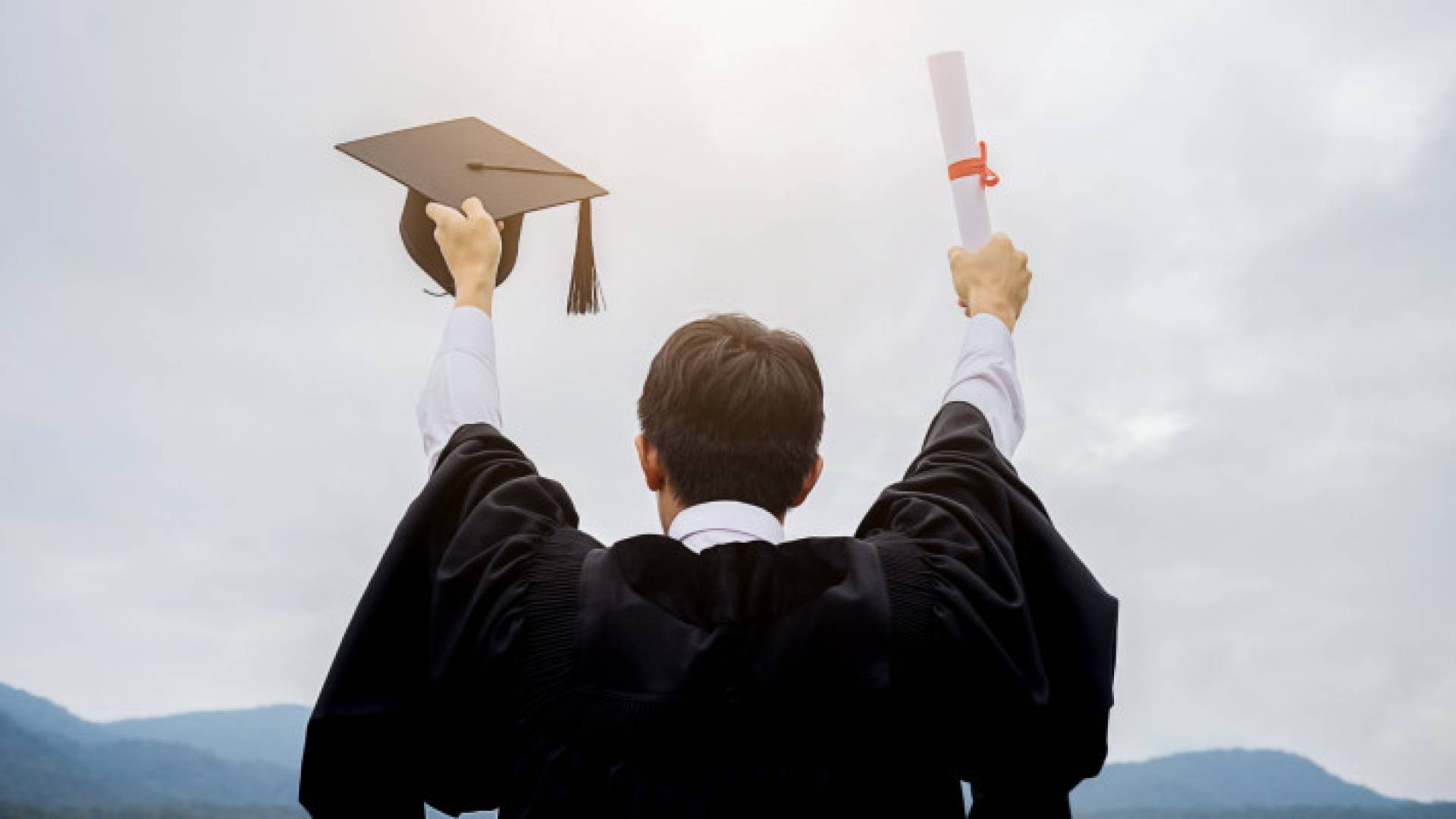 طلب يحتفل بنجاحه