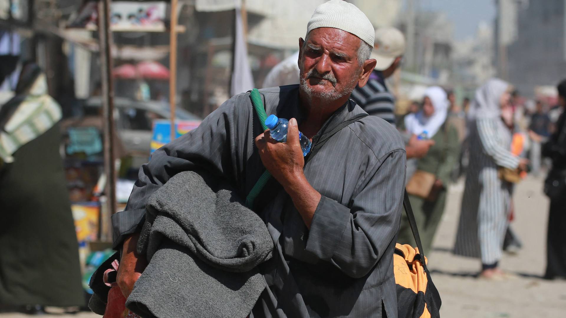 مسن فلسطيني يبحث عن مأوى في غزة