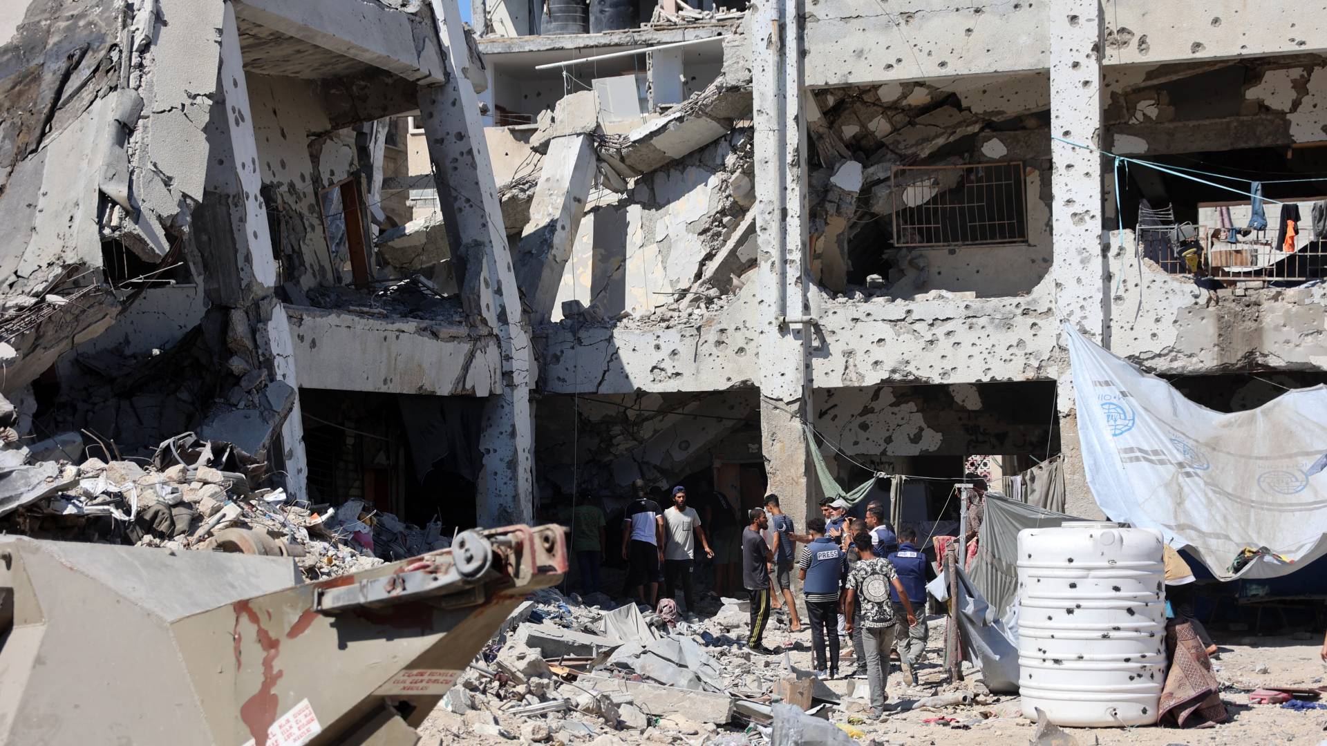 مدرسة الزهراء التي تعرضت لقصف الاحتلال