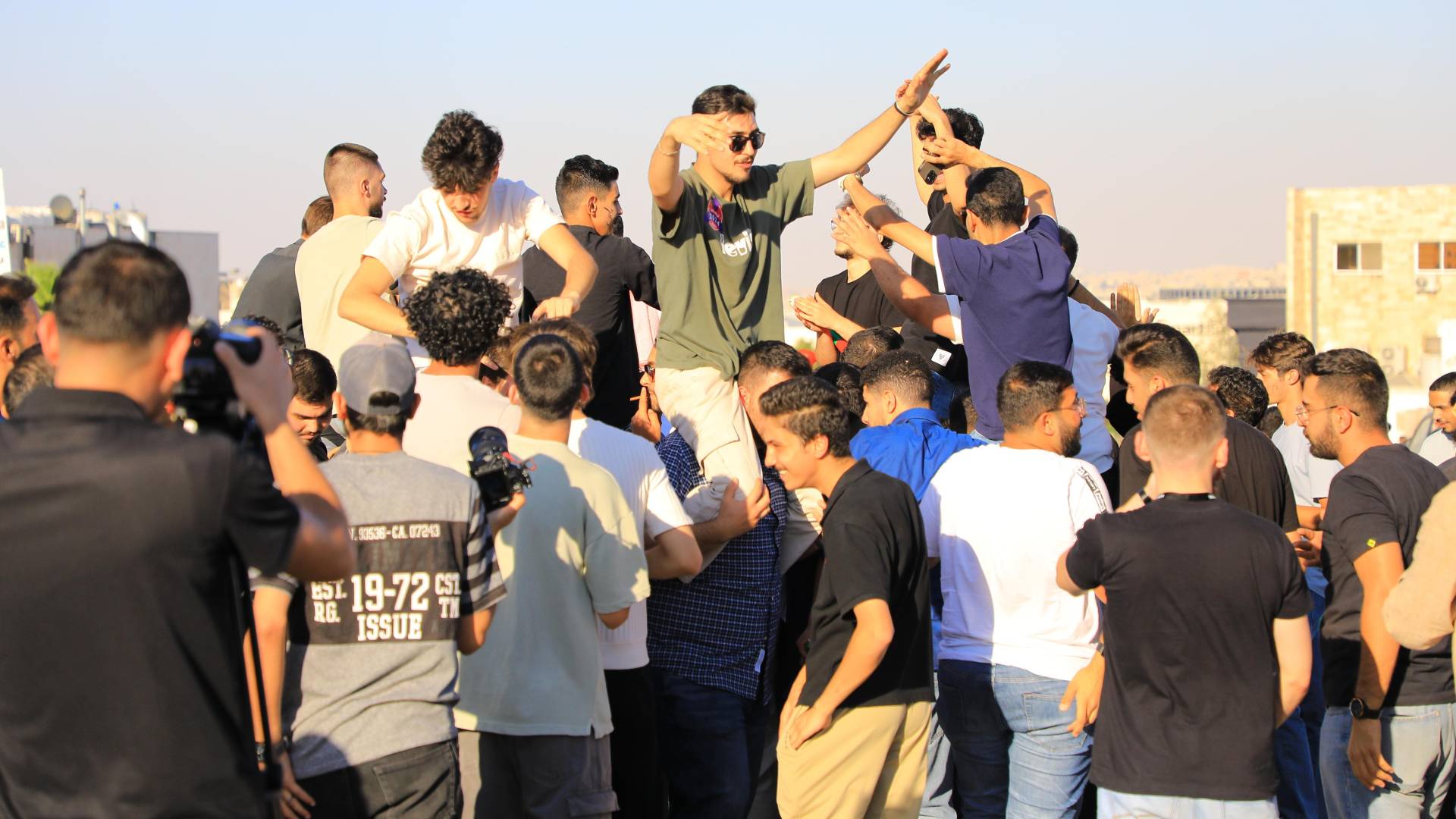 فرحة طلبة توجيهي بنجاحهم