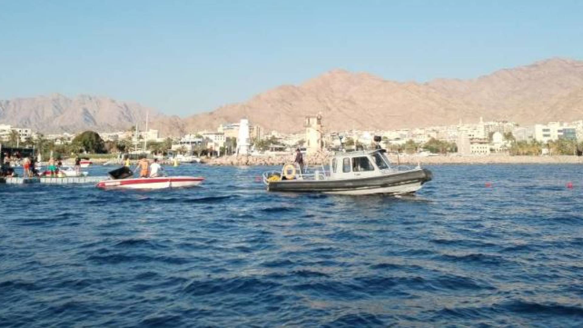 القوة البحرية والزوارق الملكية تنقذ مركبا سياحيا في خليج العقبة