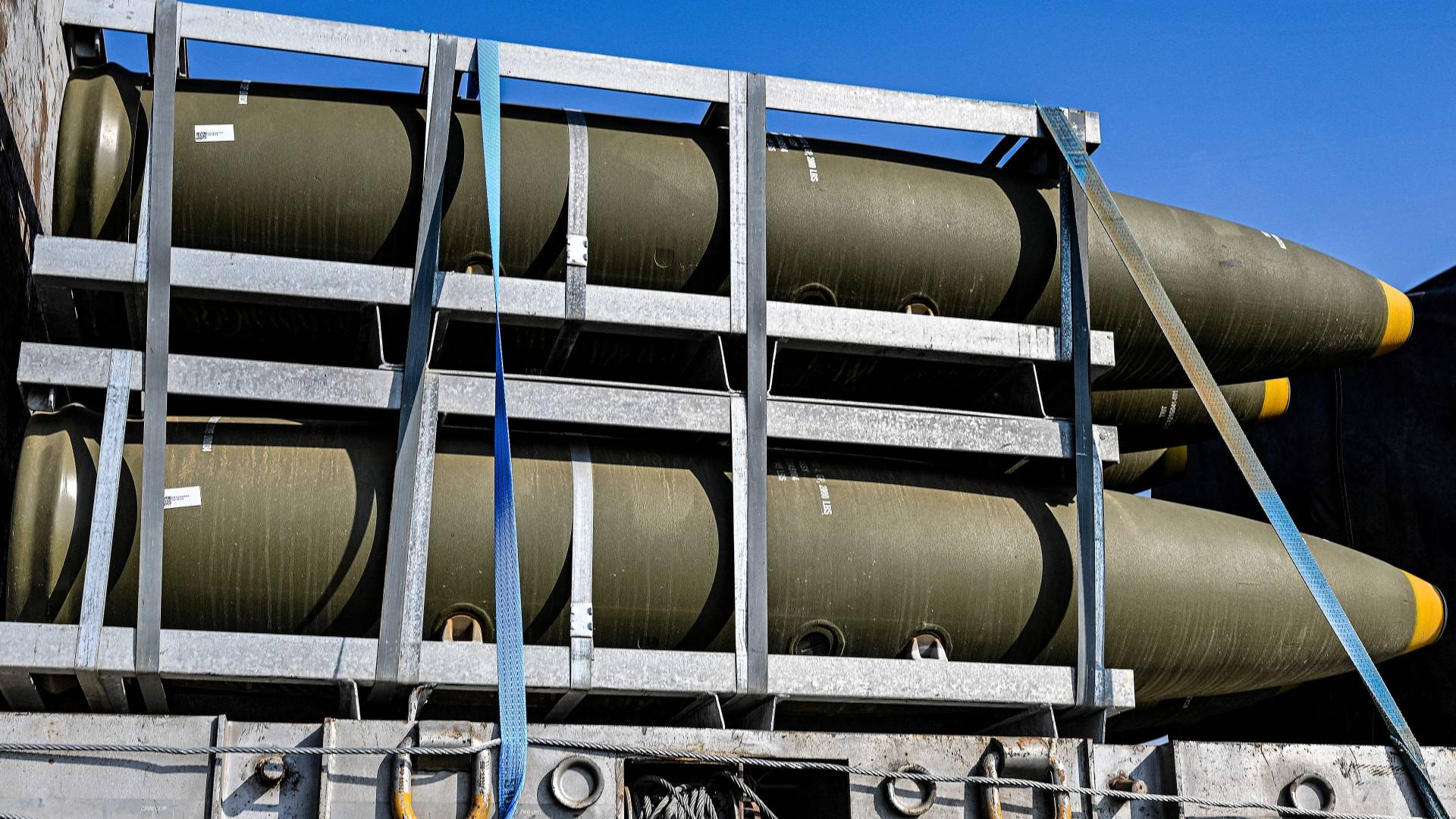 شحنة من قذائف المدفعية عيار 155 ملم التي يستخدمها جيش الاحتلال