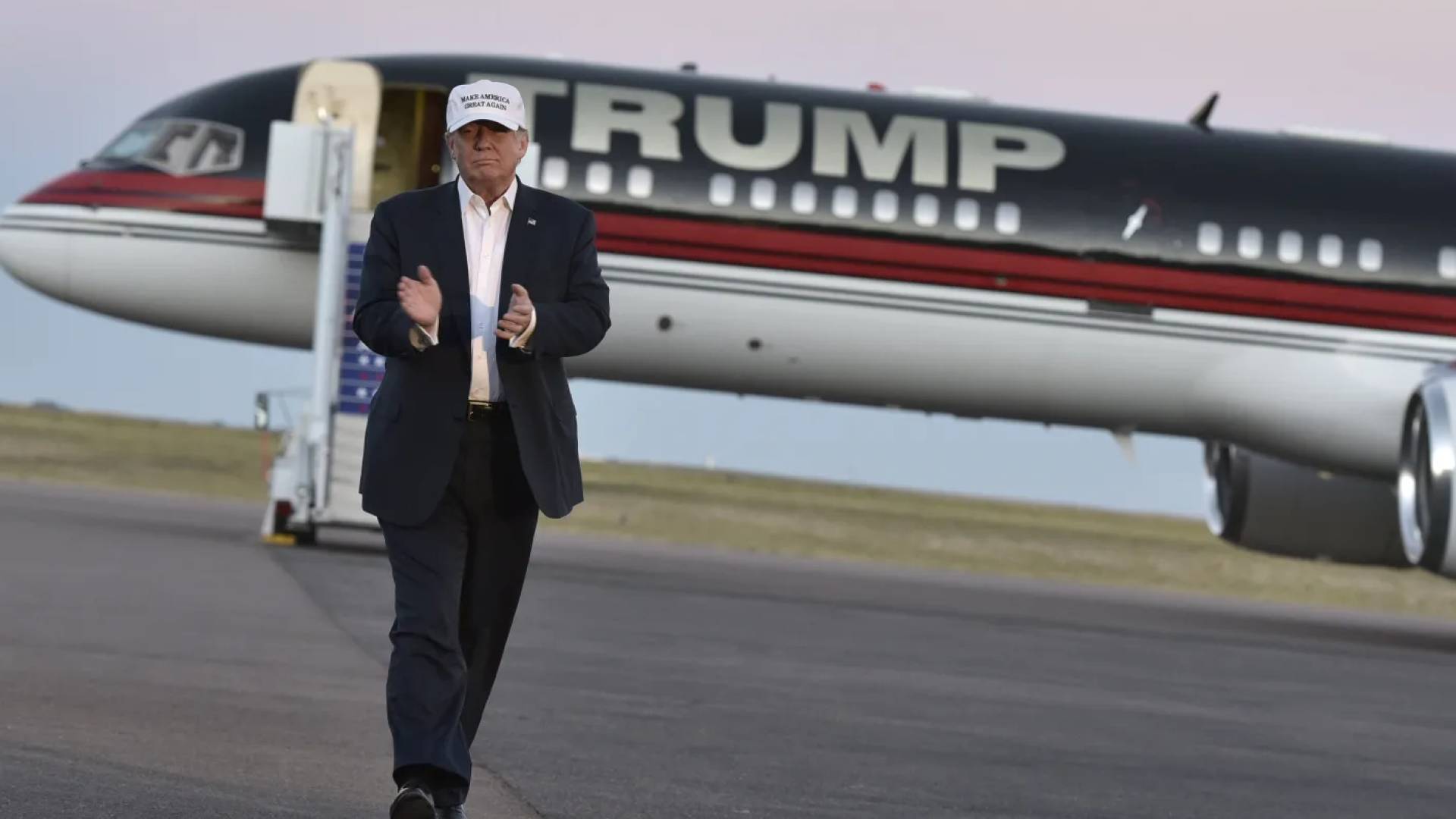 الرئيس الأمريكي السابق والمرشح الحالي ترمب أمام طائرته الخاصة