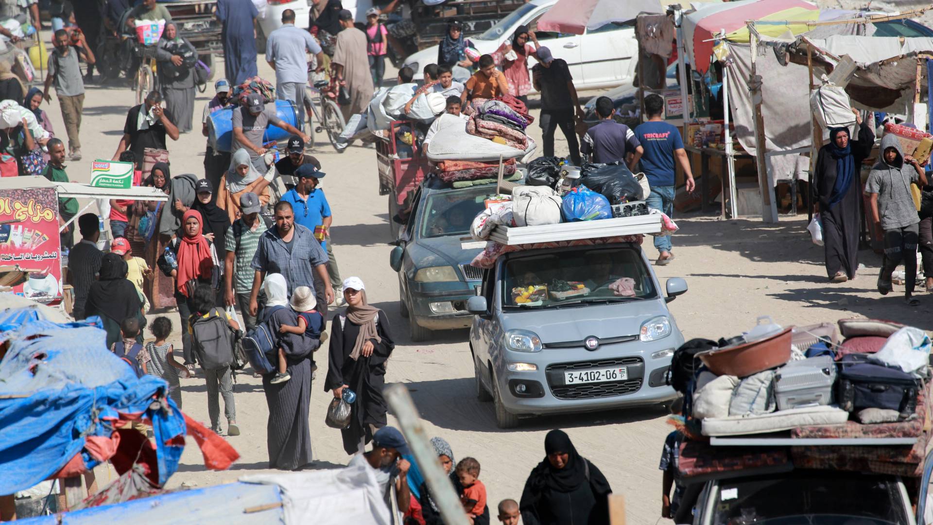 نازحون فلسطينيون يغادرون منطقة في شرق خان يونس باتجاه الغرب