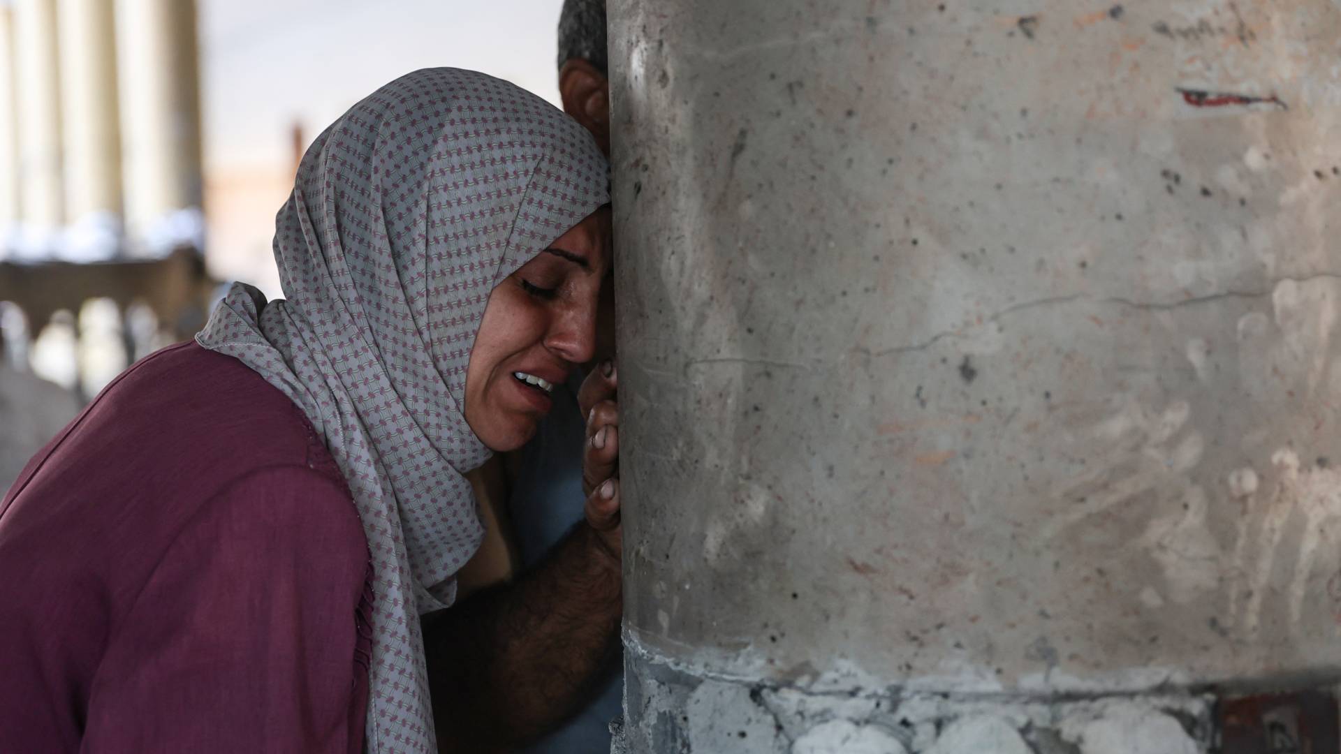 امرأة تبكي داخل مدرسة تستخدم كمأوى للفلسطينيين النازحين في مدينة غزة بعد قصفها من قبل الاحتلال