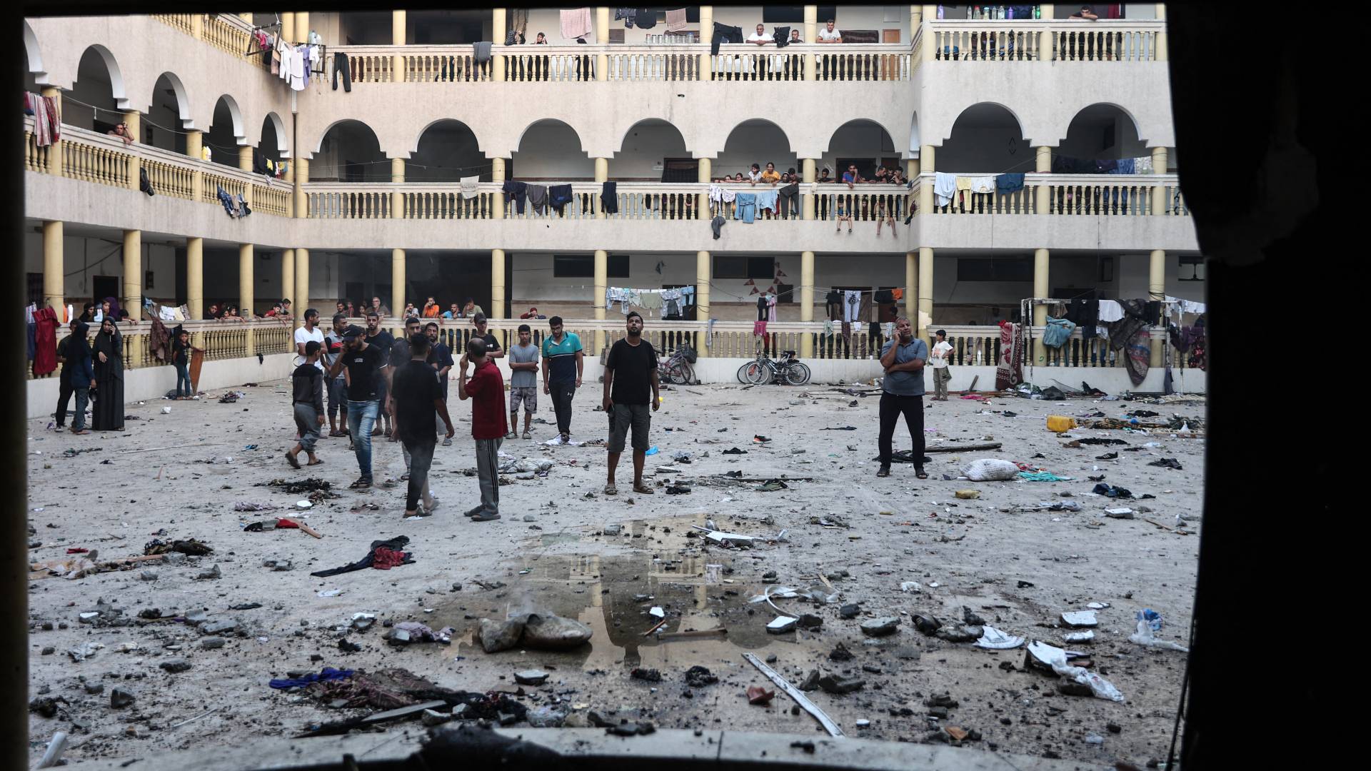 فلسطينيون نازحون في باحة مدرسة تعرضت لضربة الاحتلال بغزة