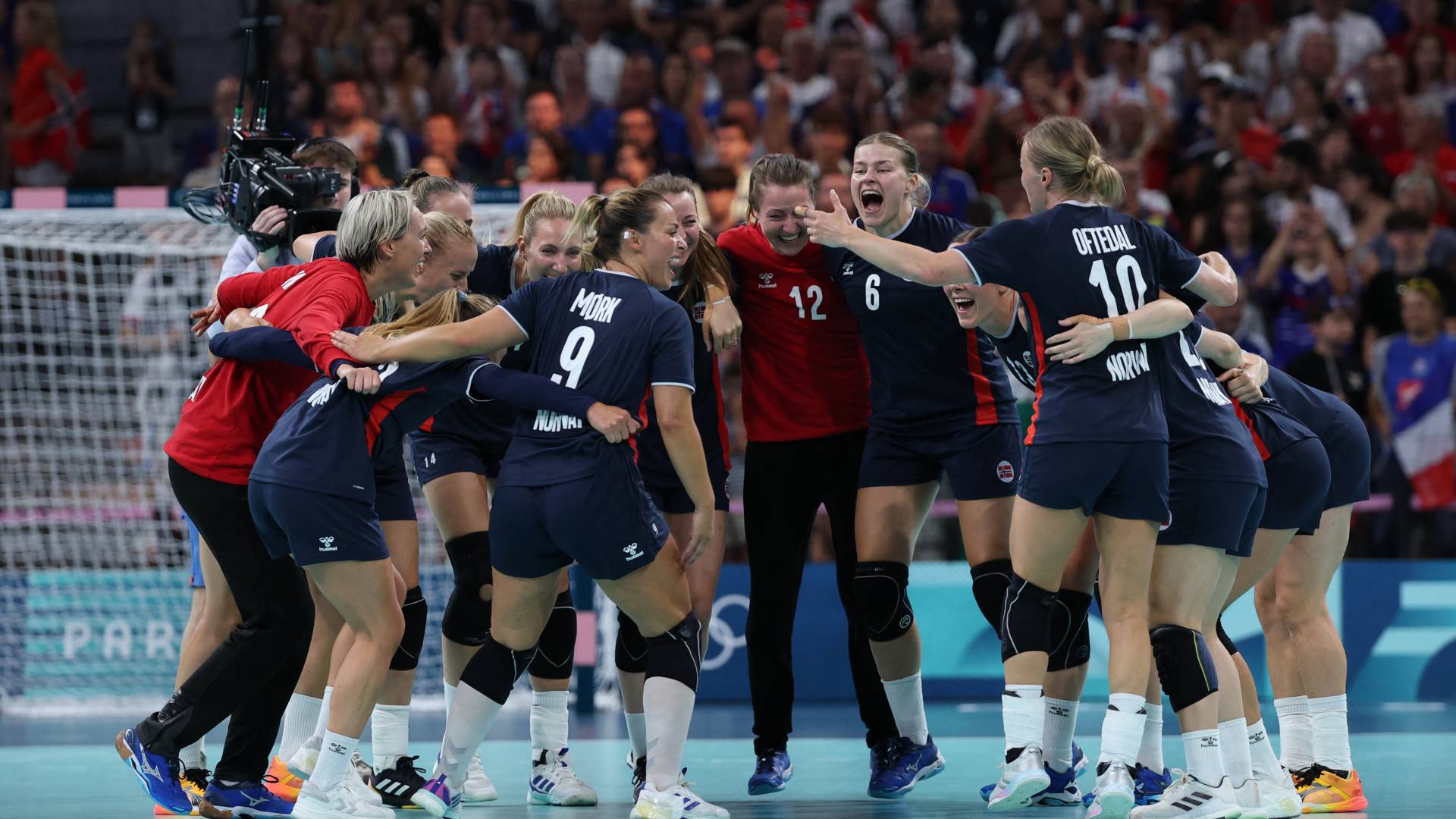 فرحة لاعبات المنتخب النرويجي بعد فوزهن بذهبية كرة اليد للسيدات في أولمبياد باريس