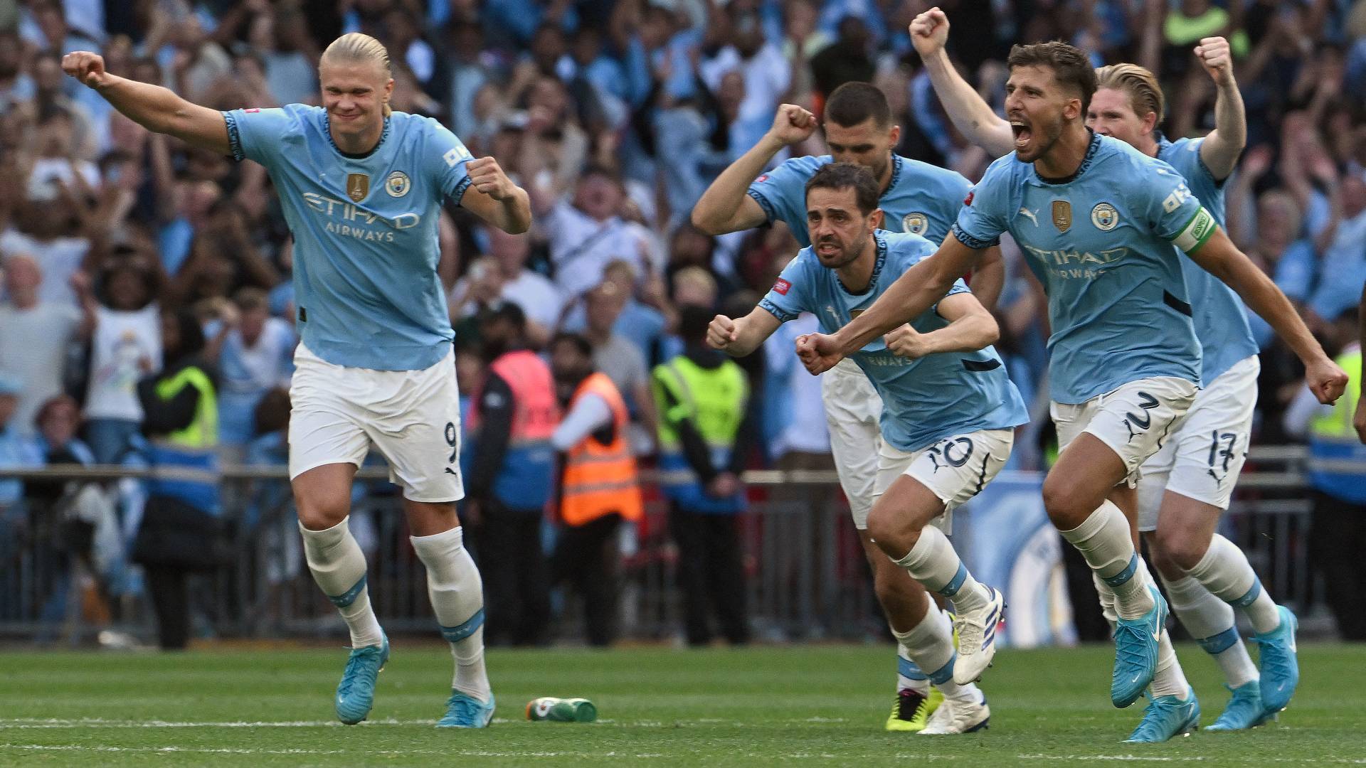 فرحة لاعبي مانشستر سيتي بالفوز بلقب الدرع الخيرية على  حساب مانشستر يونايتد