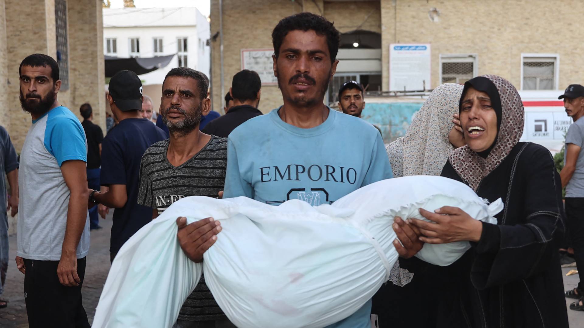 جثمان أحد الشهداء بمستشفى المعمداني بغزة