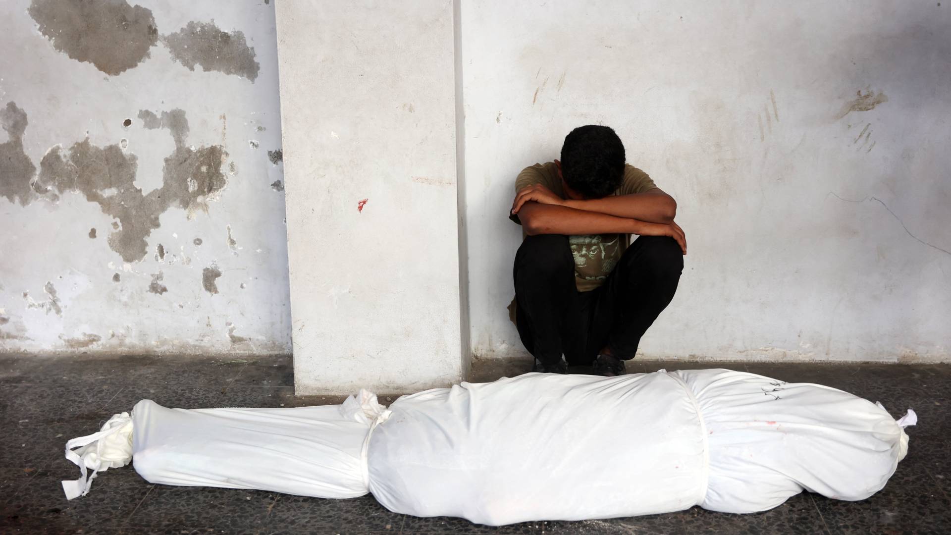 طفل يودع أحد أفراد عائلته في غزة