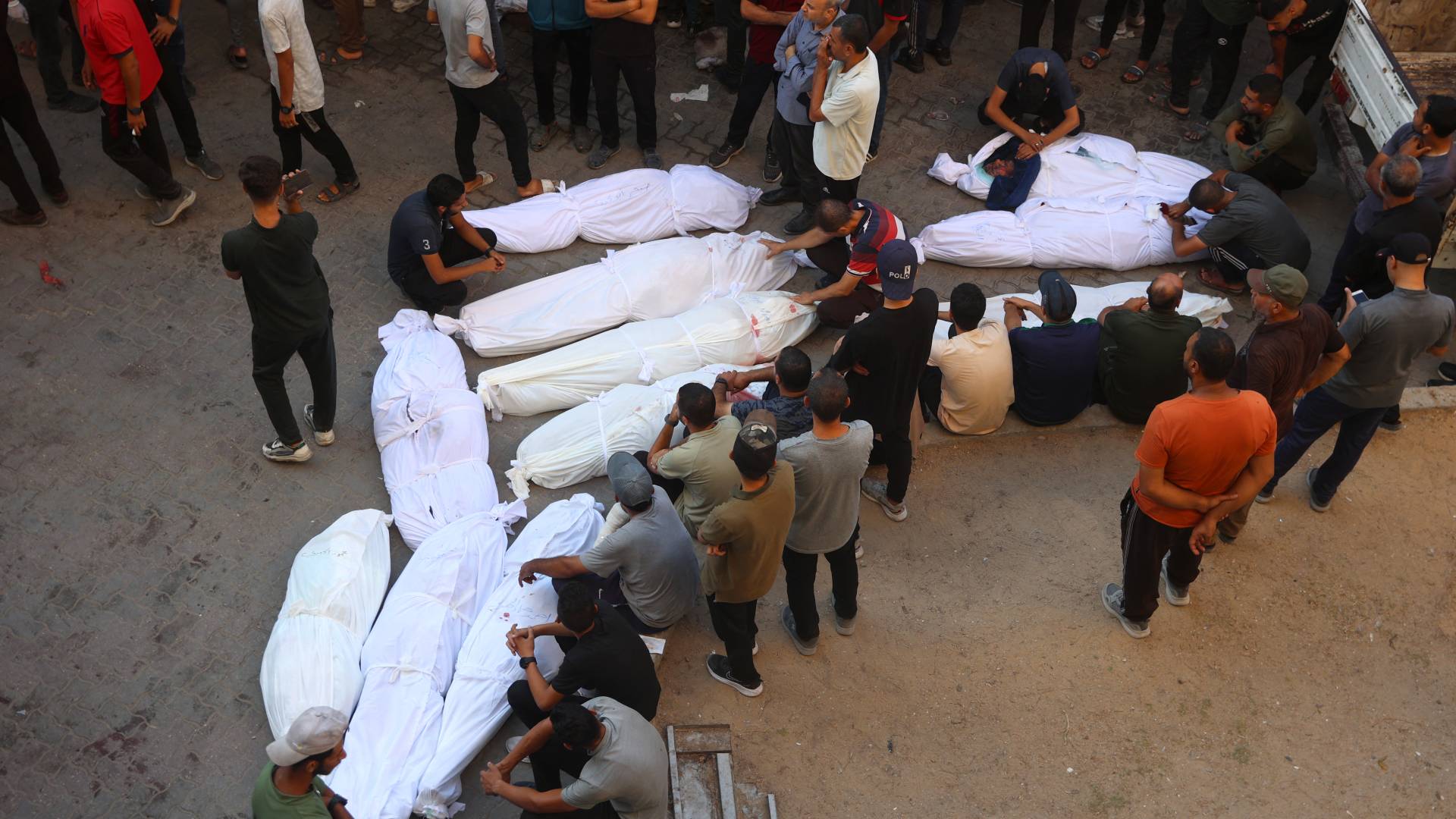 جثامين الشهداء الذين ارتقوا بمدرسة التابعين في غزة