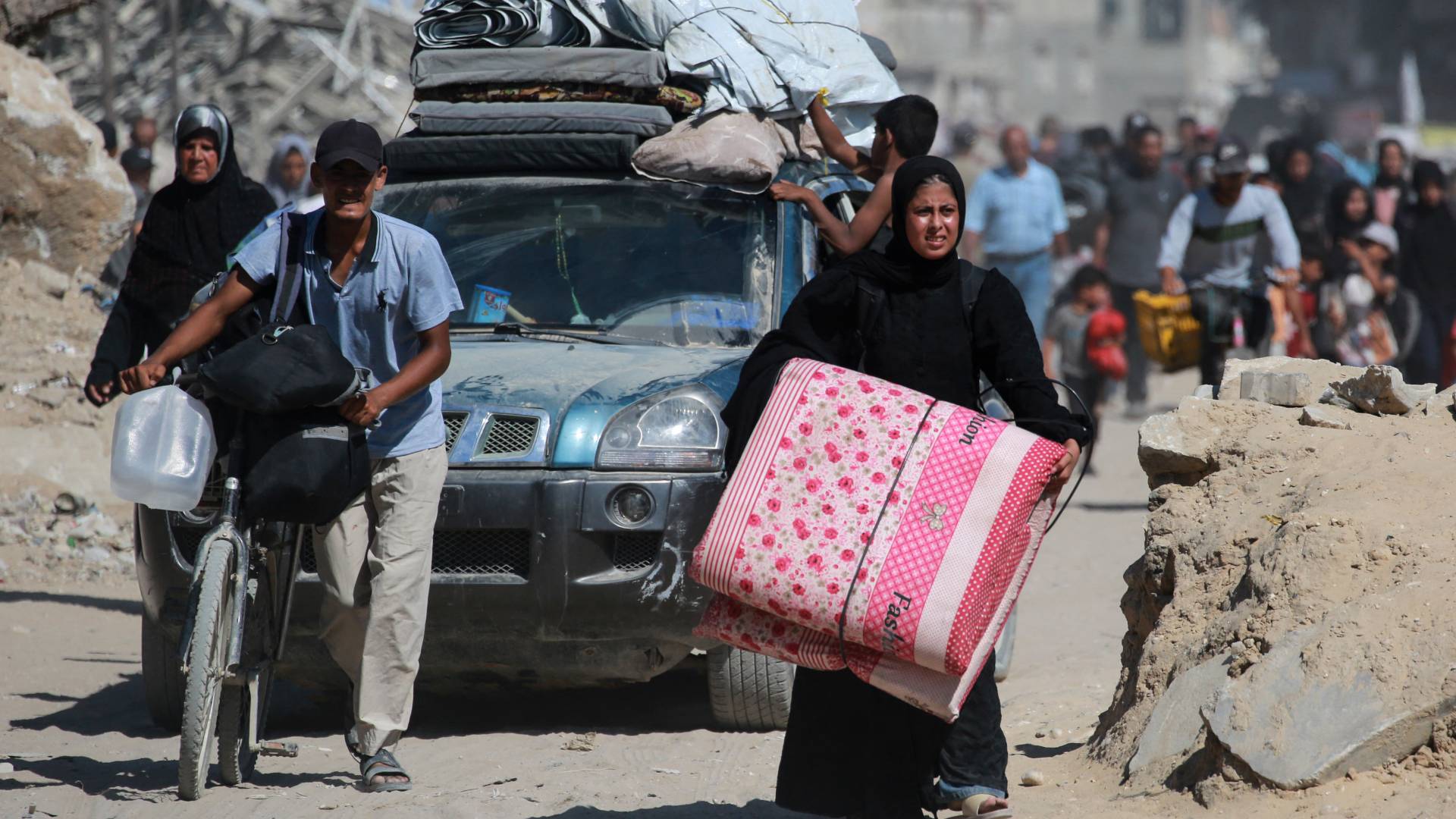 عائلات فلسطينية تبحث عن مأوى آمن في غزة "أ ف ب"