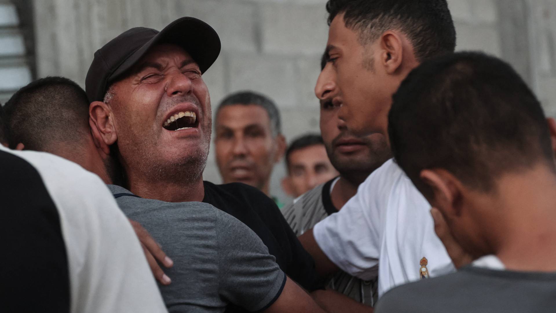 فلسطيني يبكي قهرا في غزة