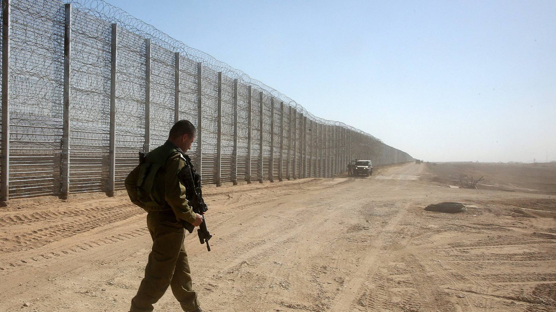 جنود من جيش الاحتلال بالقرب من السياج الأمني ​​بين الأراضي المحتلة والأردن في وادي عربة