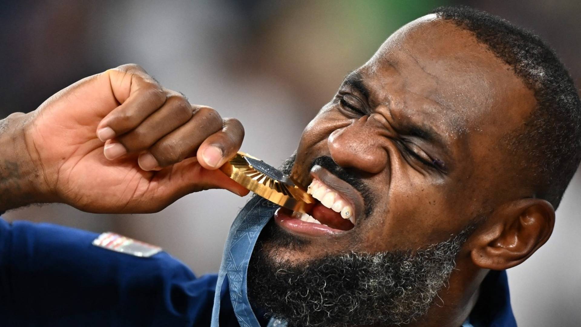 ليبرون جيمس أثناء التتويج