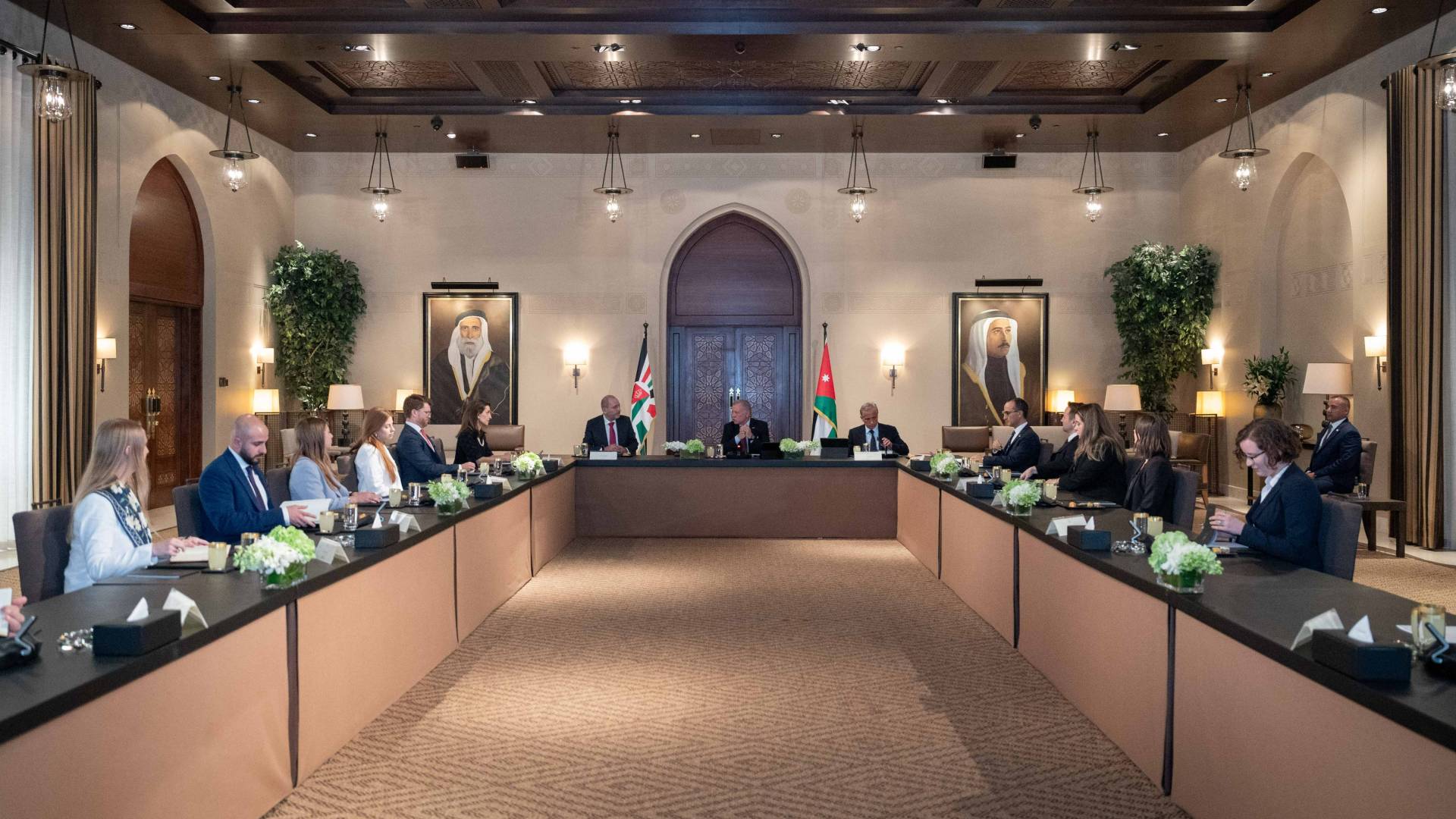 جلالة الملك عبدالله الثاني خلال لقاء  وفد من مساعدي أعضاء الكونغرس الأمريكي