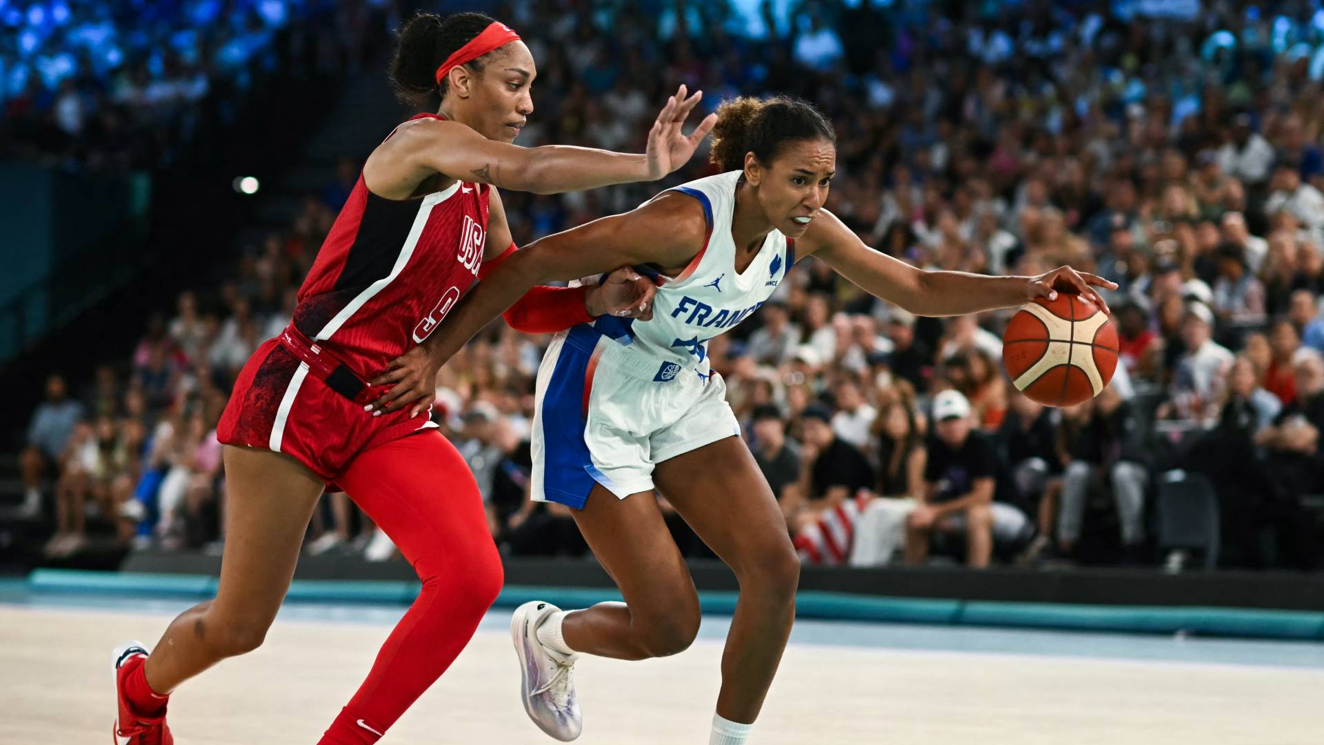 من مباراة الولايات المتحدة الأمريكية وفرنسا في نهائي منافسات السلة بأولمبياد باريس