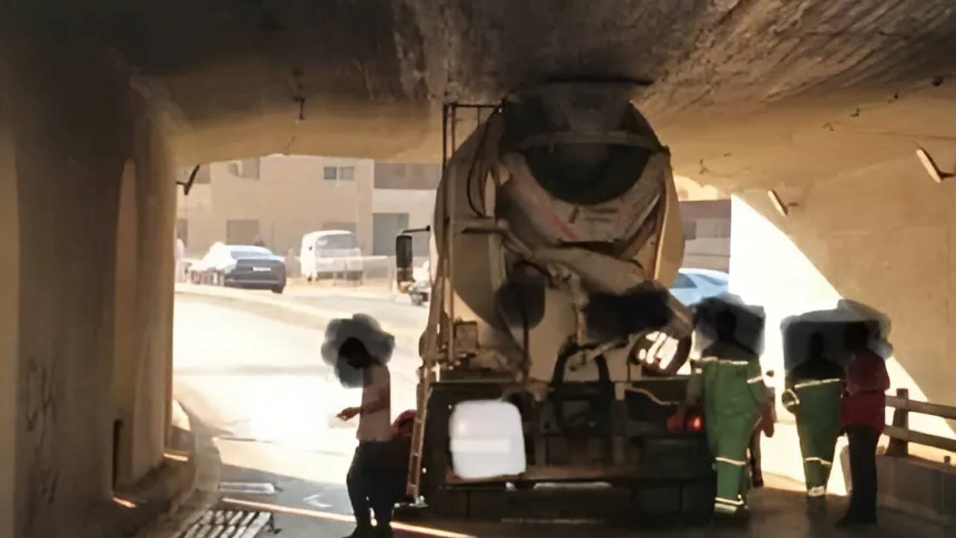 خلاط عالق داخل النفق