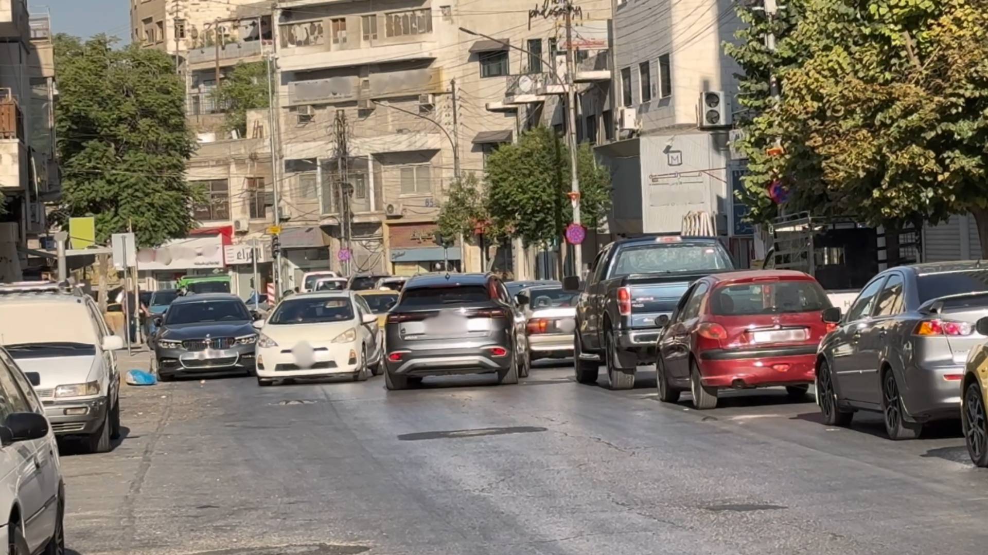 بعض المركبات تسير بعكس اتجاه السير