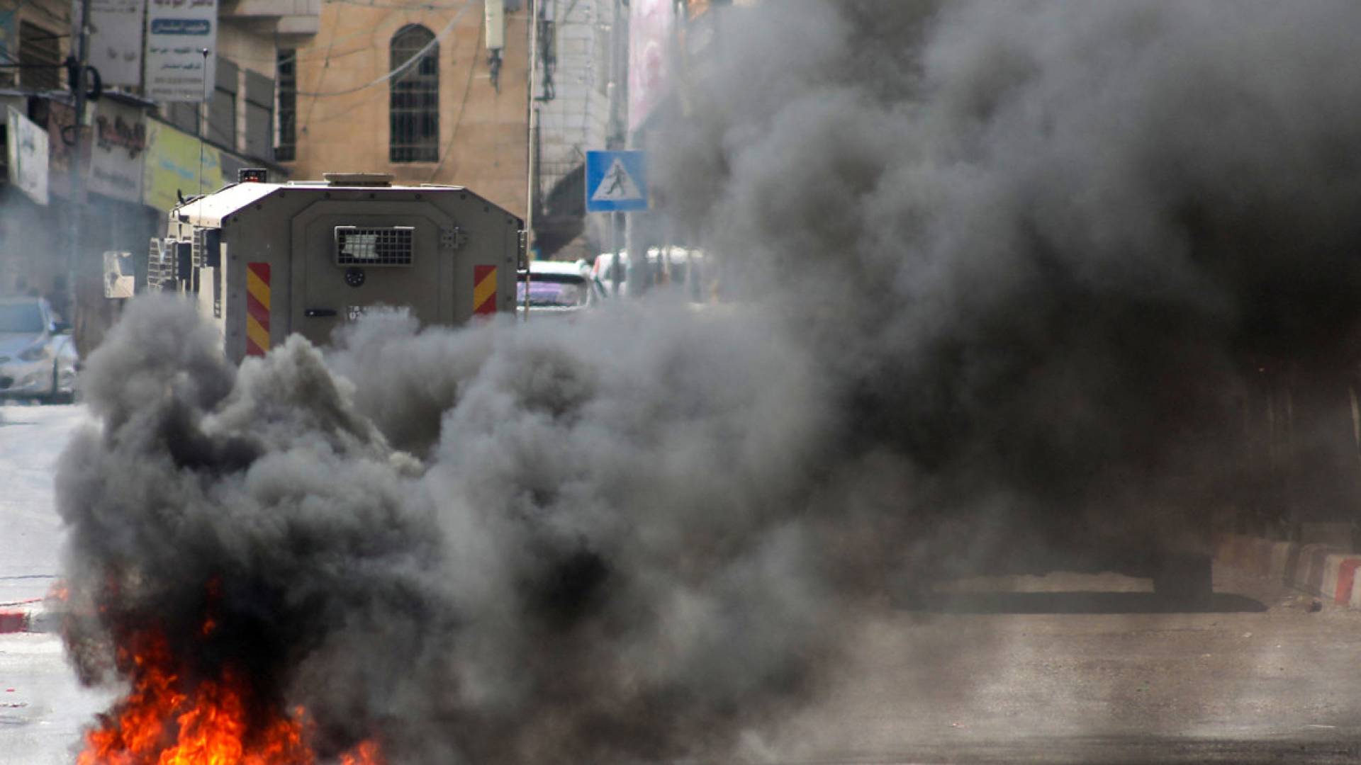 تصاعد الدخان من مركبة الاحتلال بالضفة الغربية